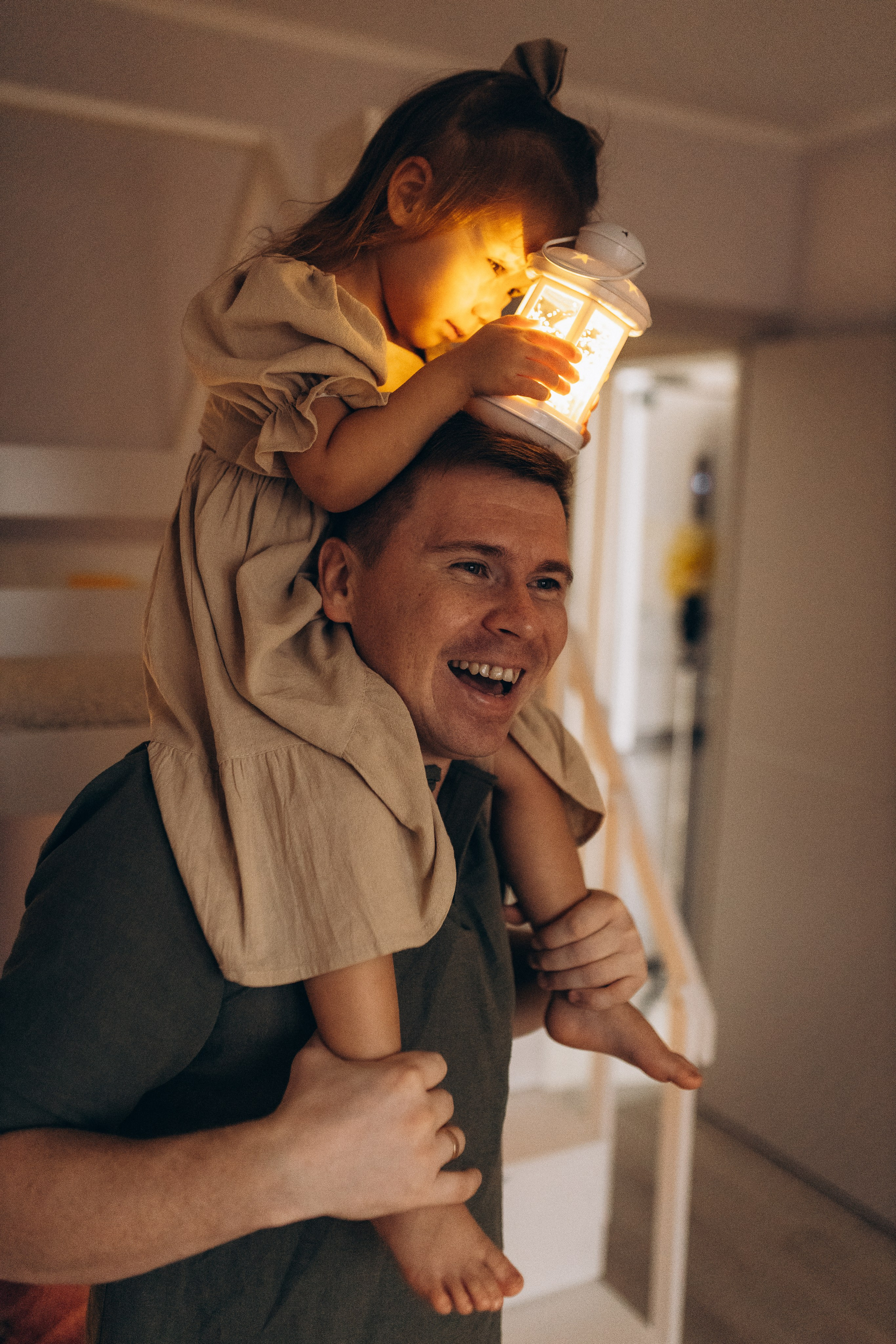 папа и маленькая дочка