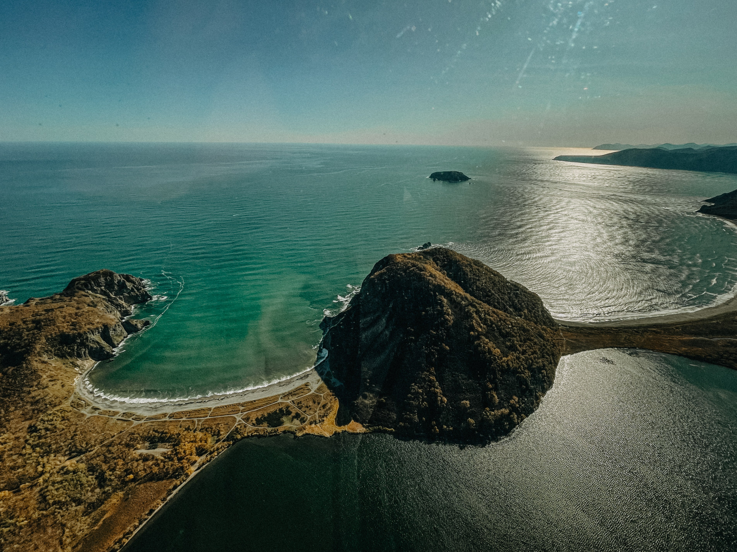 Вертолетный полет Бухта Жировая. Свадебное фото и видео на Камчатке. Туристические маршруты