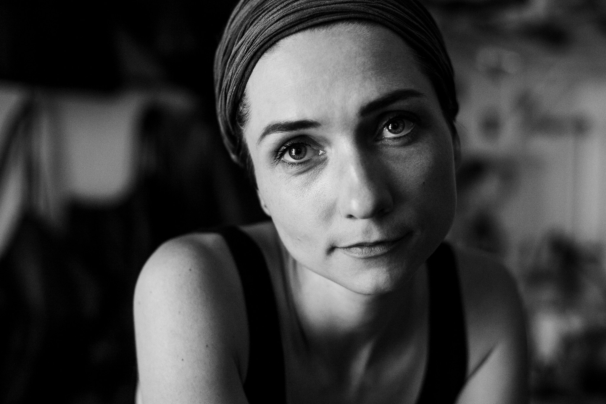 Катя Якунина, в своей мастерской по работе с кожей