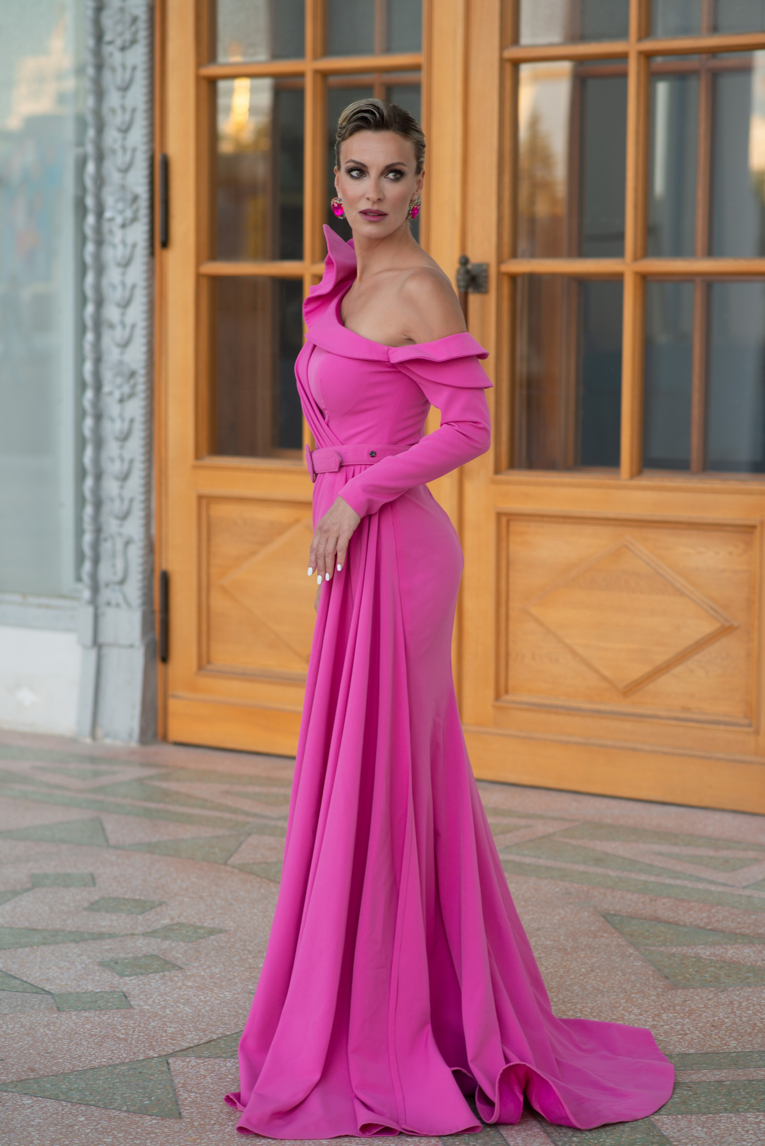 Фотосессия на улице в длинном розовом платье