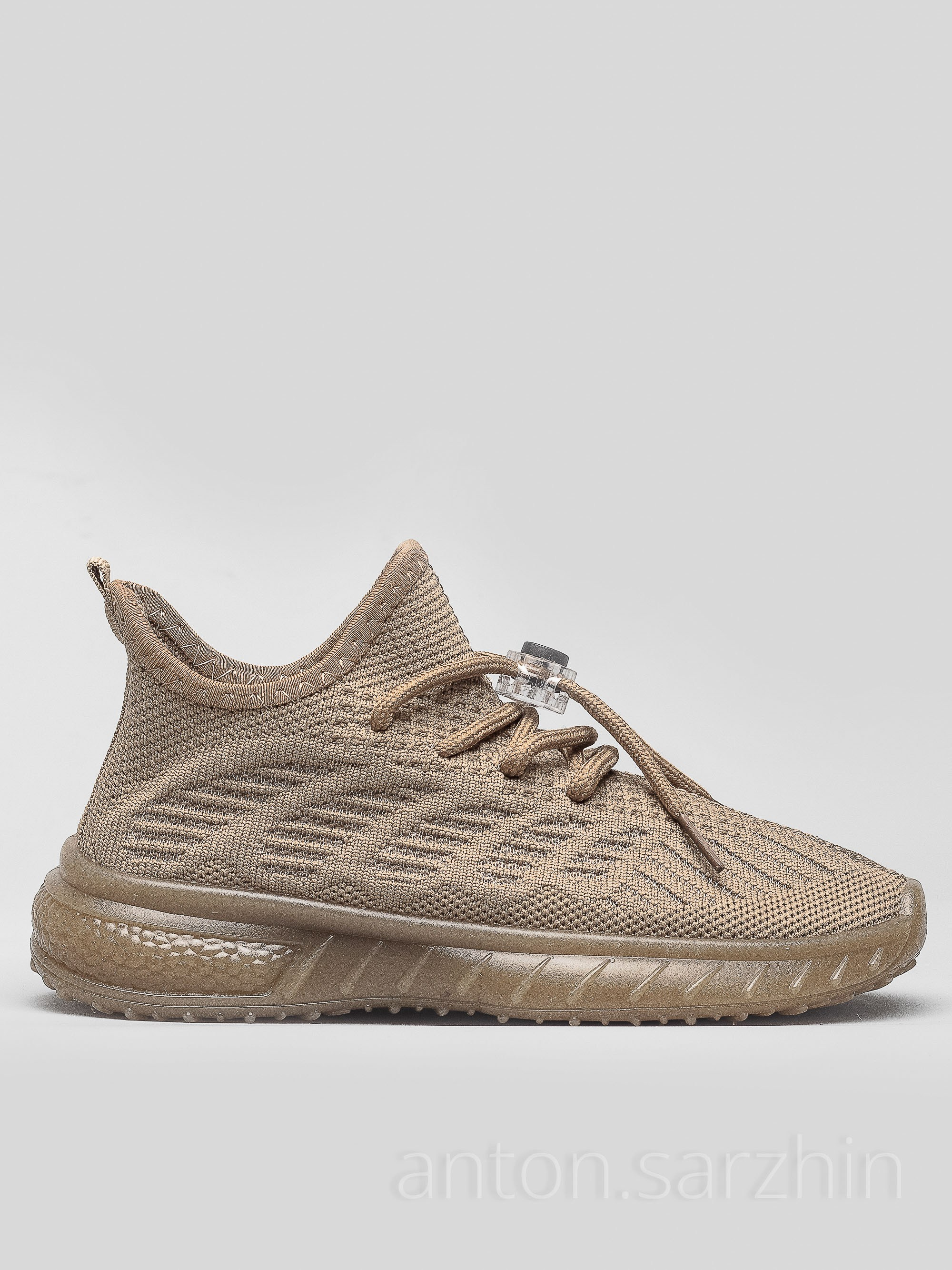 Предметная съемка детских кроссовок на белом фоне