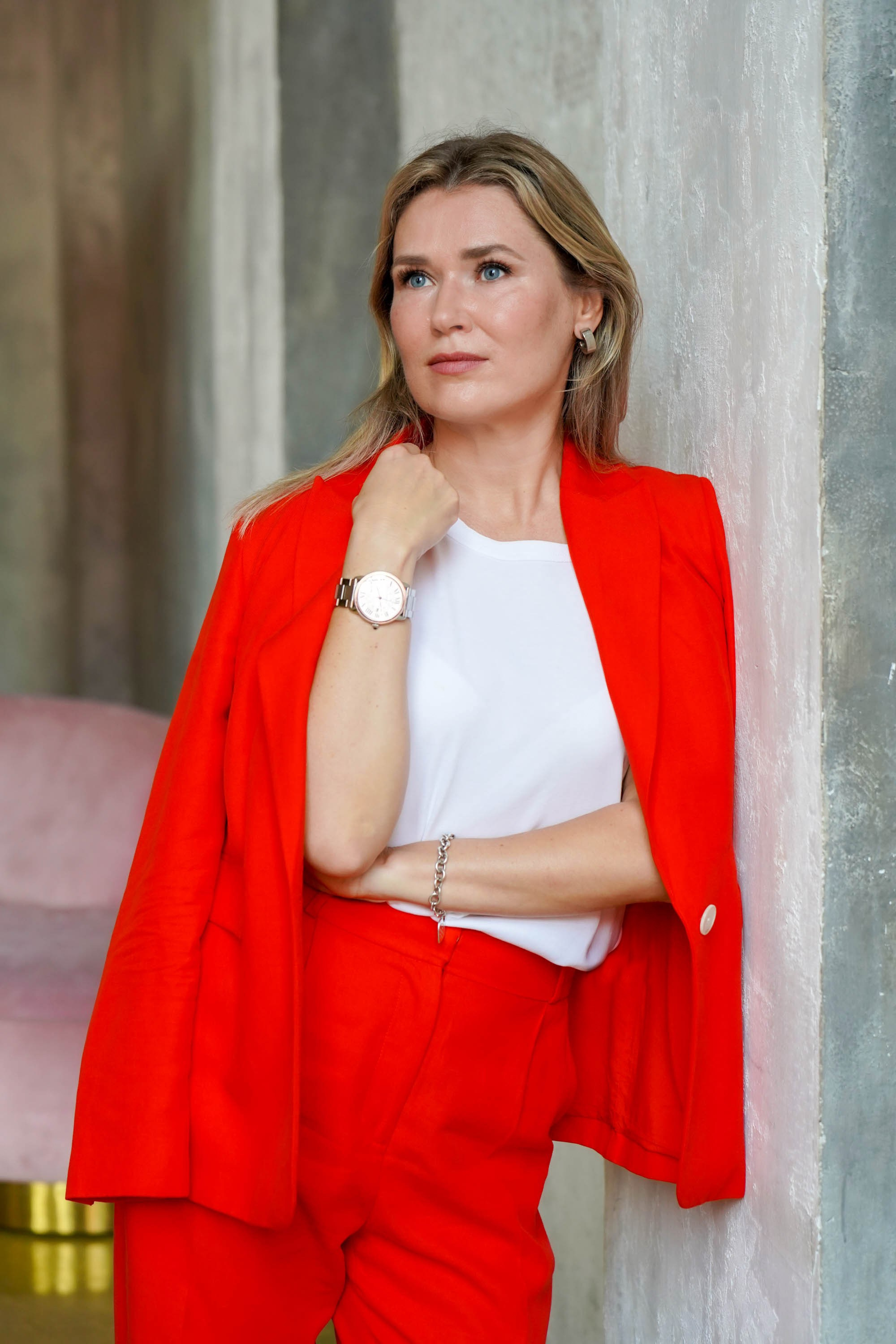 Женщина в красном брючном костюме. Фотограф Анна Калинцева