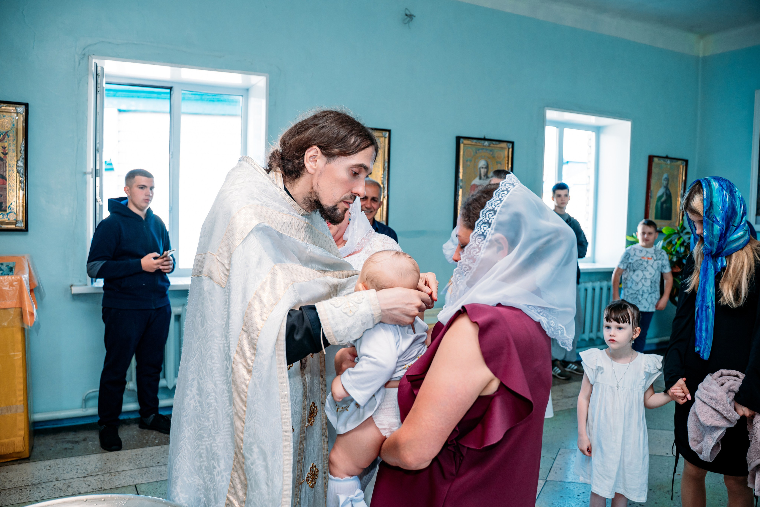Таинство крещения. Фотограф Алёна Царькова. Киселевск