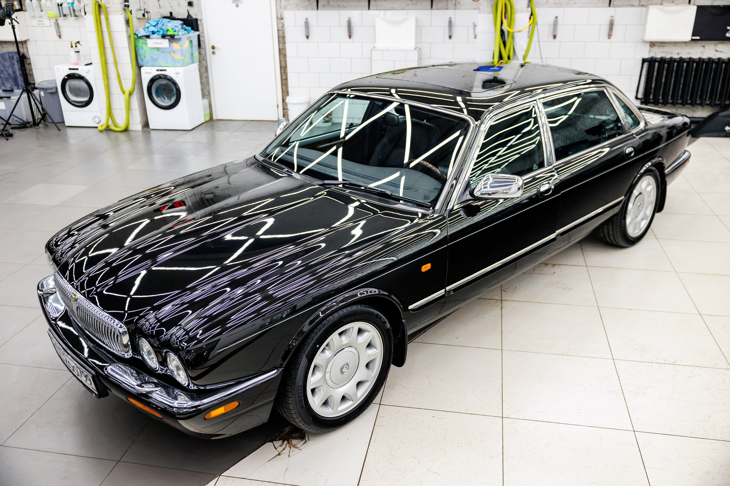 Автомобильная фотографии Daimler Xj8 после работ в Brooklands