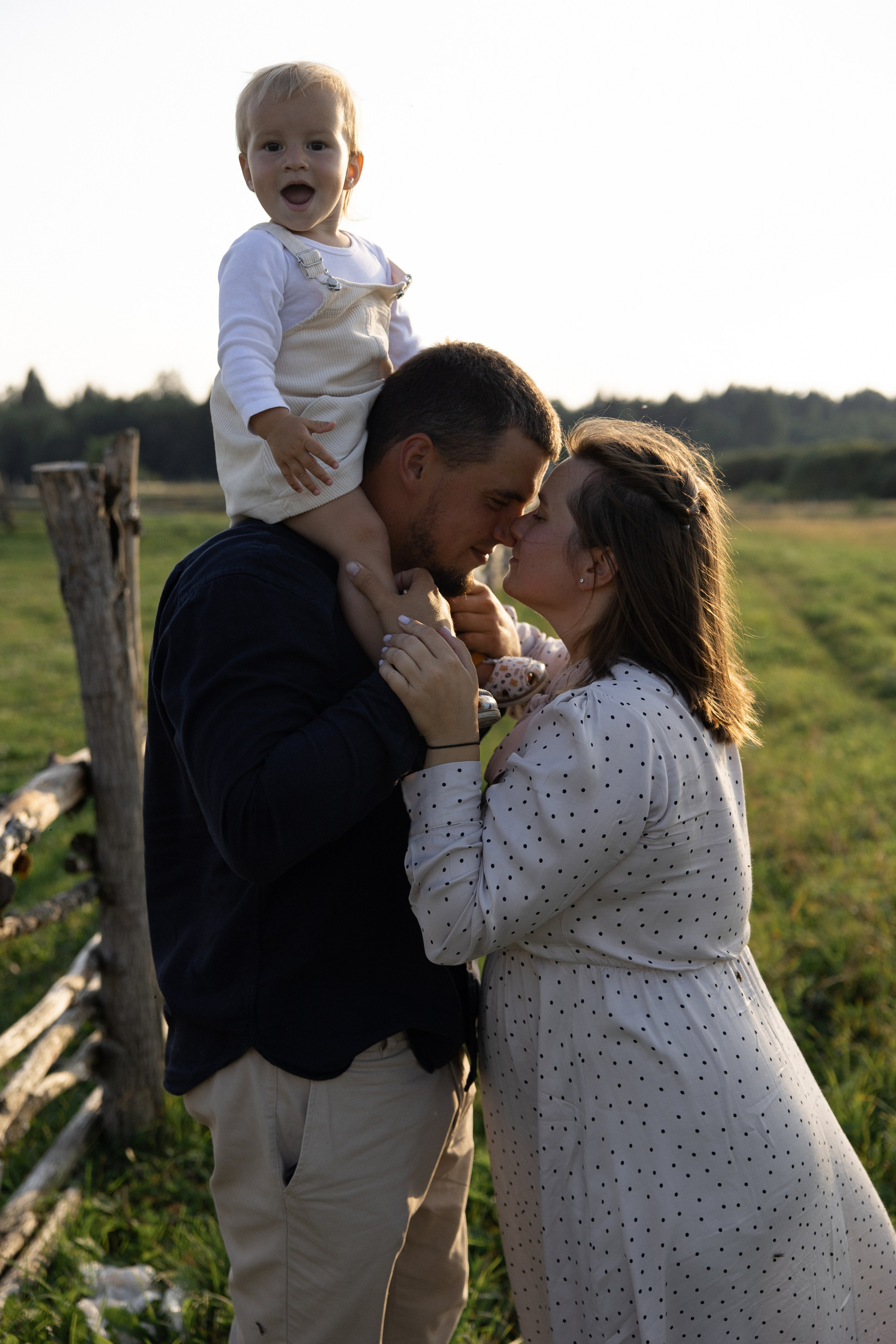 Семейная в поле. Свадебный фотограф в Санкт — Петербурге и Ленинградской о