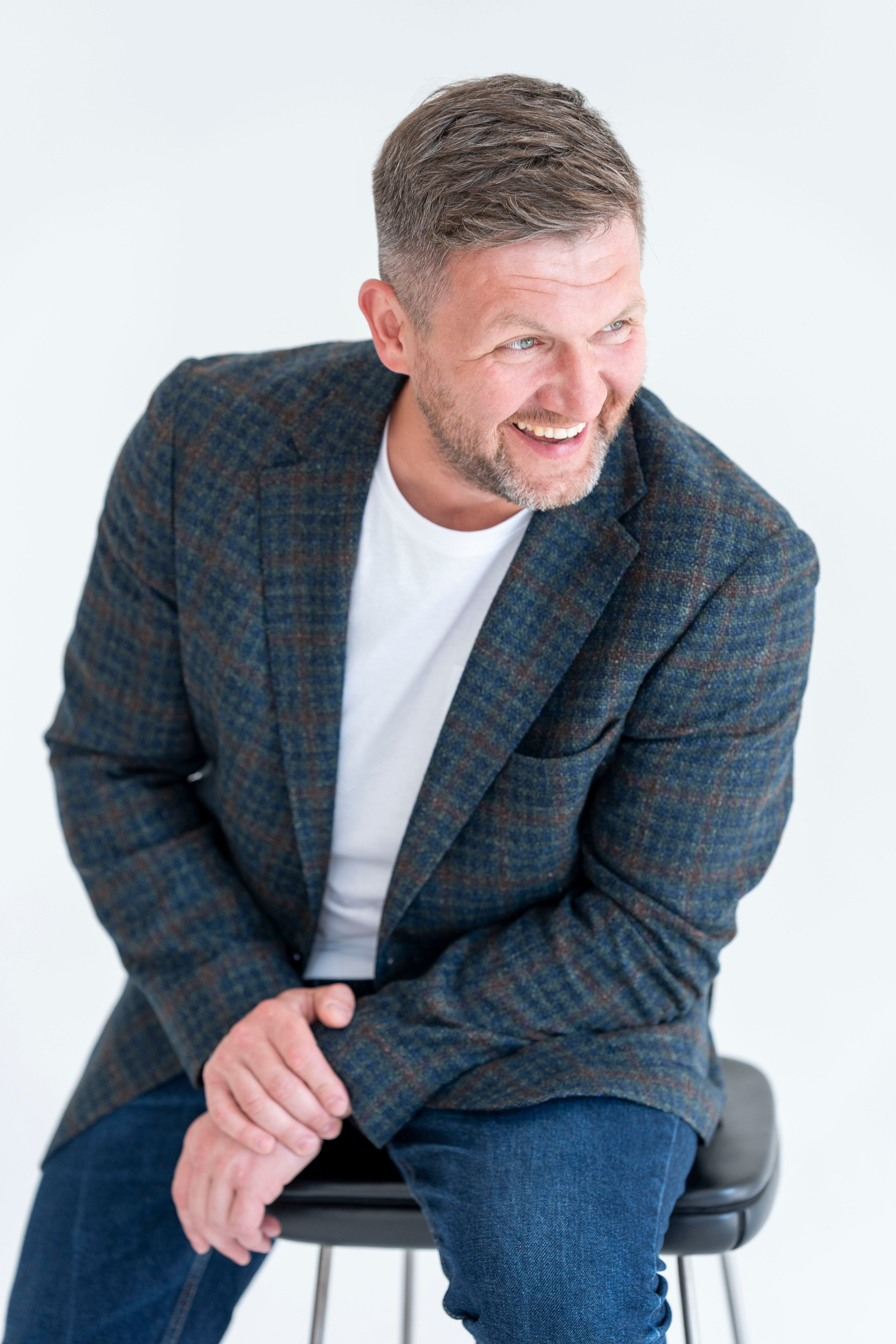 Артем. Владелец компании по производству пластиковой тары. Главная