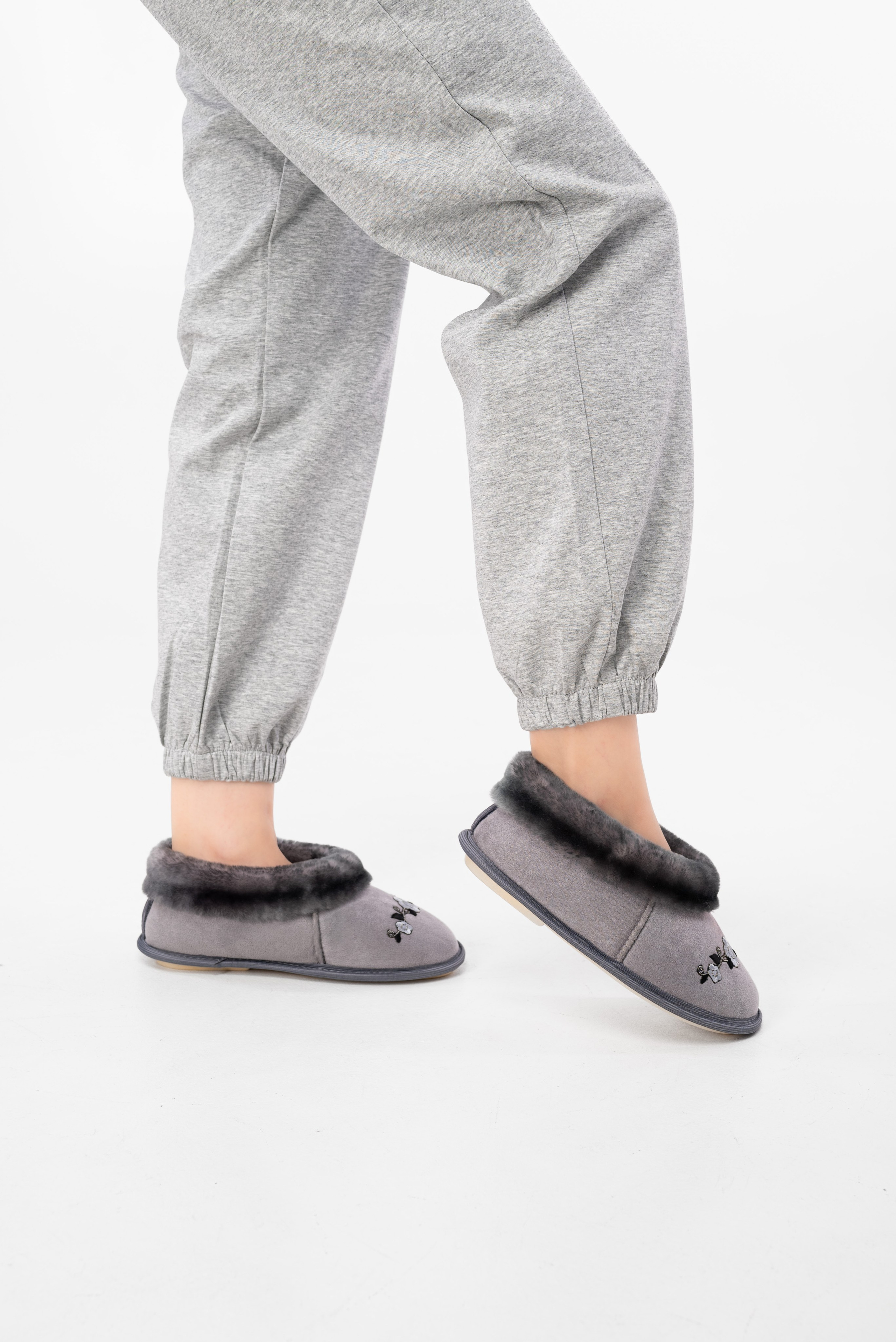 Тапочки и чуни. Предметный фотограф, фото для маркетплейсов Пятигорск, КМВ