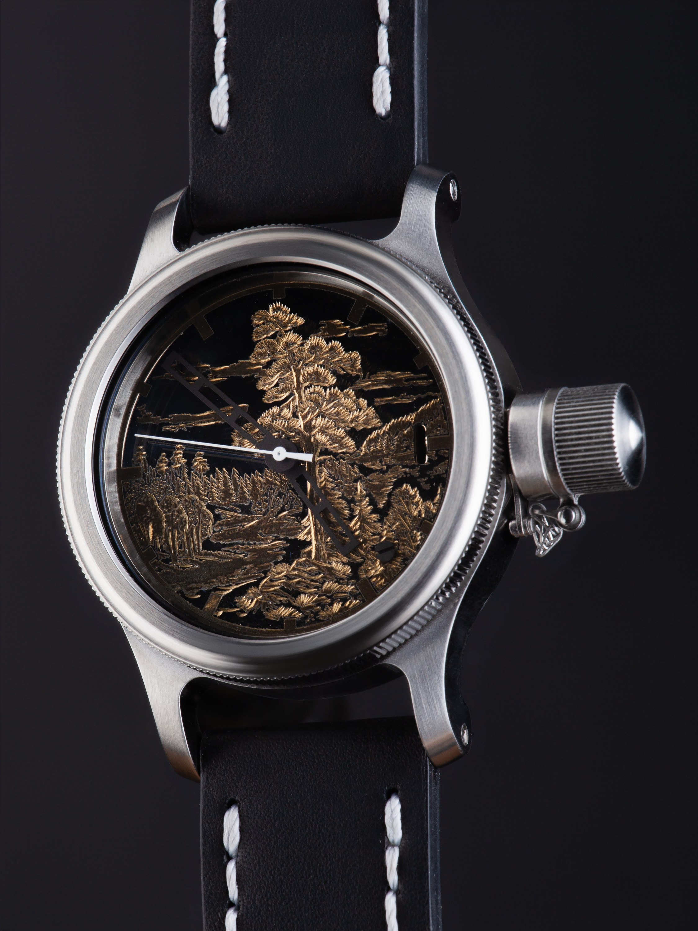 предметная съемка наручных часов с художественным циферблатом, макро фотография аксессуара с гравированным рисунком, Челябинск