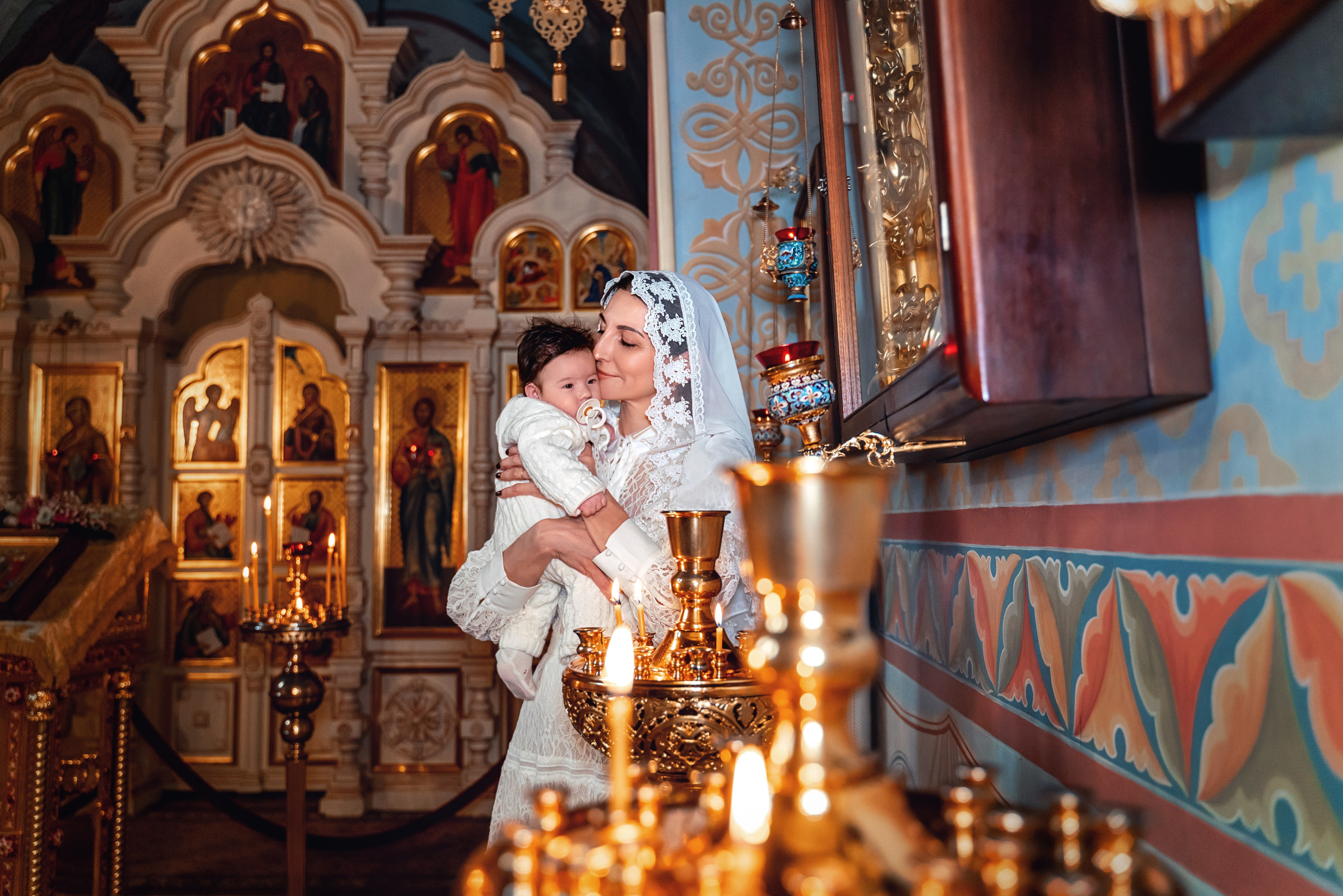 Крещение ребенка в храме Петра и Февронии в Покровском монастыре. Фотограф \ Видеограф на Крещение, Венчание Москва| Семейные съемки