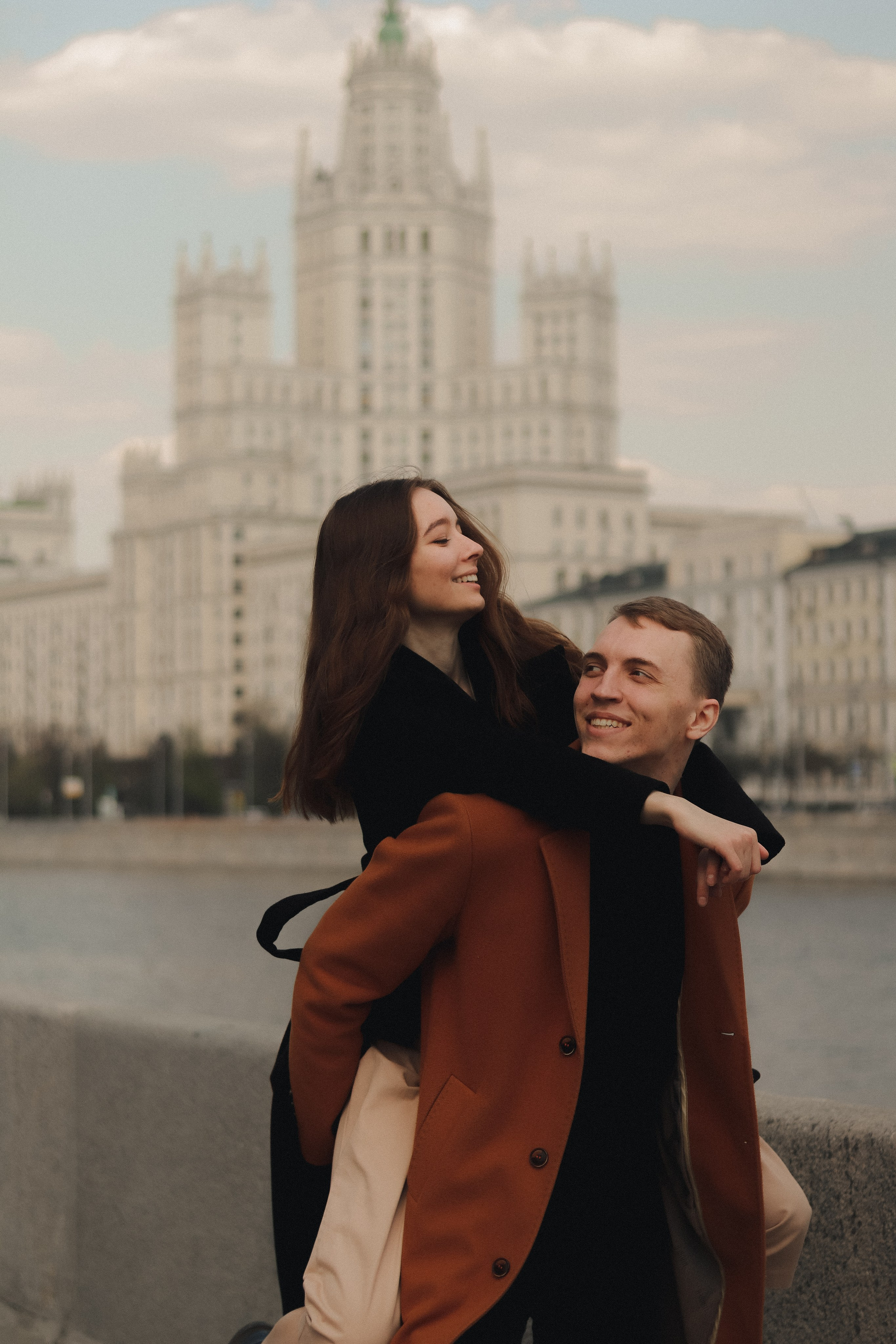 Парная фотосессия Елизавета & Роман на Котельнической набережной в Москве. Индивидуальный, свадебный, и love-story фотограф в Москве