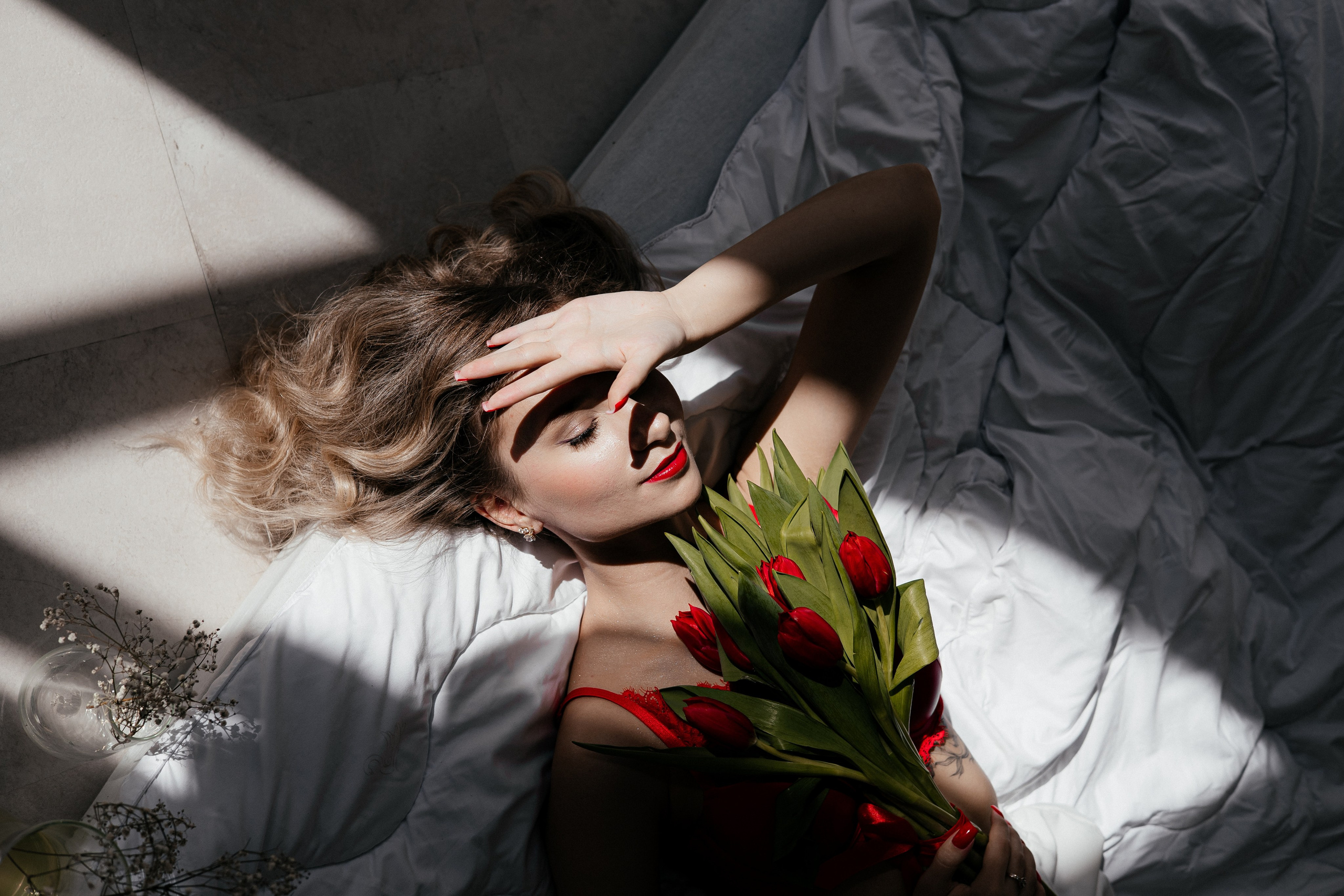 Анна. Красные тюльпаны