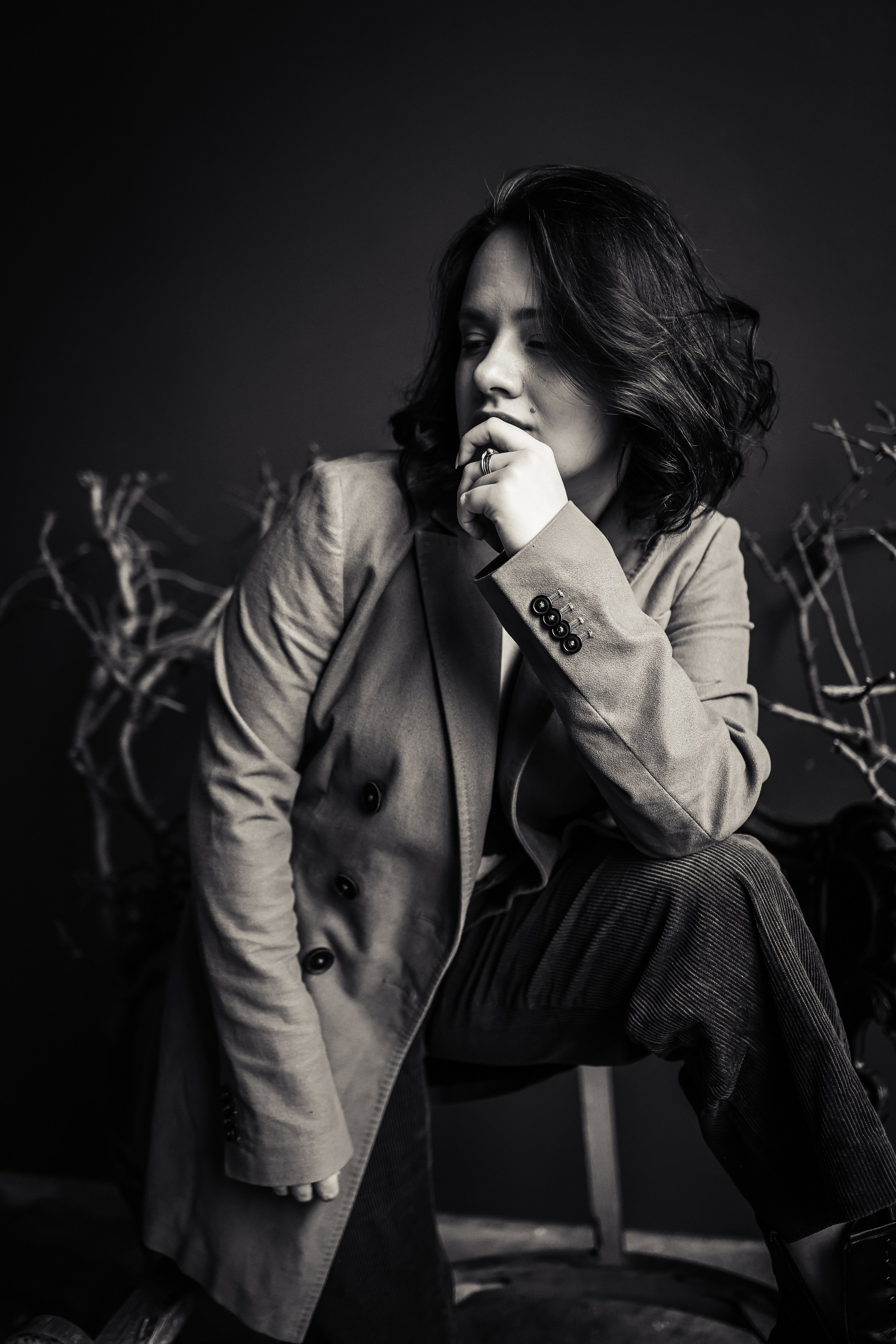 Черно-белый женский портрет в пиджаке в студии 