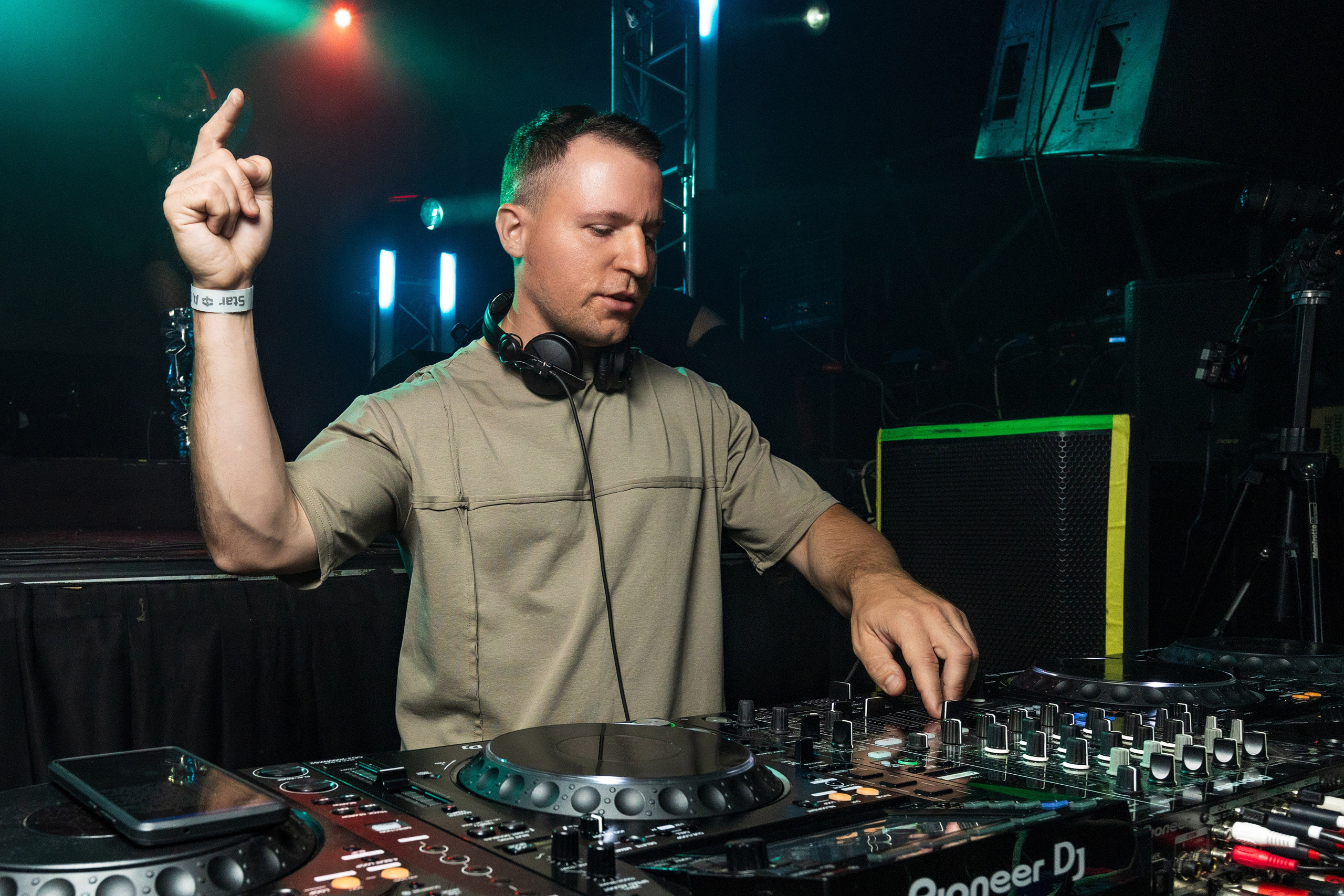 System Reality: Glow! в клубе Фабрика, Екатеринбург. Репортажный фотограф Екатеринбург | Яркий, качественный репортаж | Концерты, клубы, репортаж, праздники, корпоративы