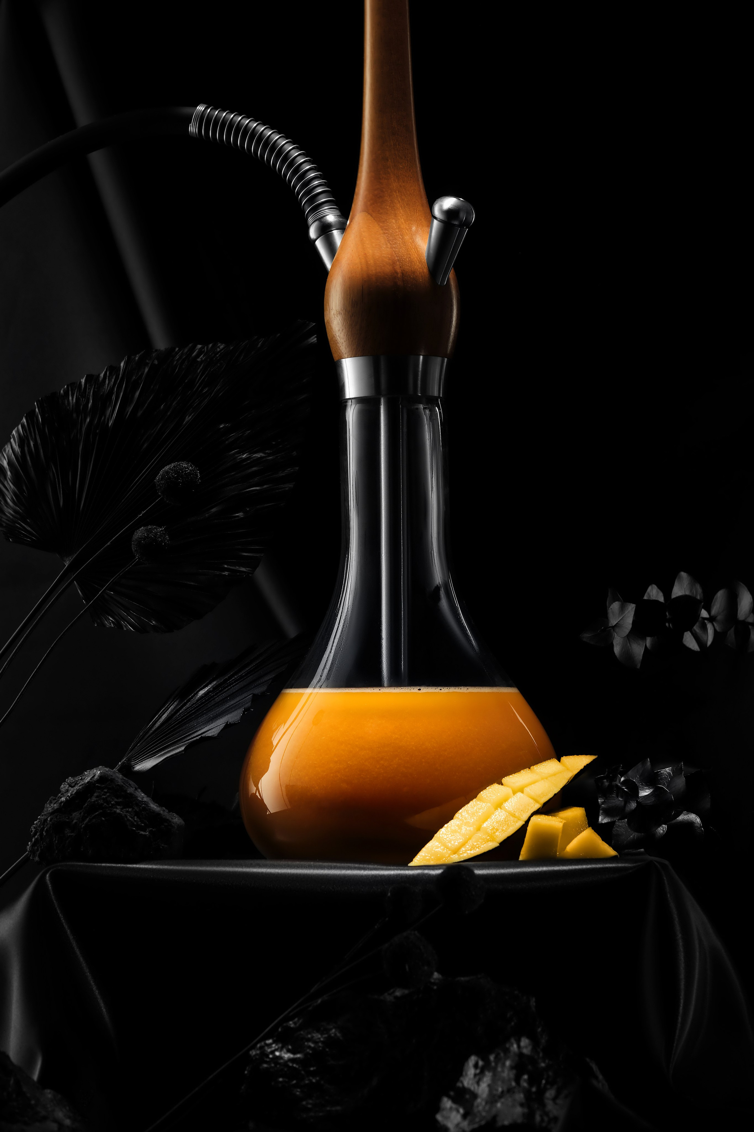 Каталожная съёмка кальяна с манго, сочный оранжевый цвет колбы, минималистичный фон и фокус на свежести продукта, для презентаций и карточек товаров.