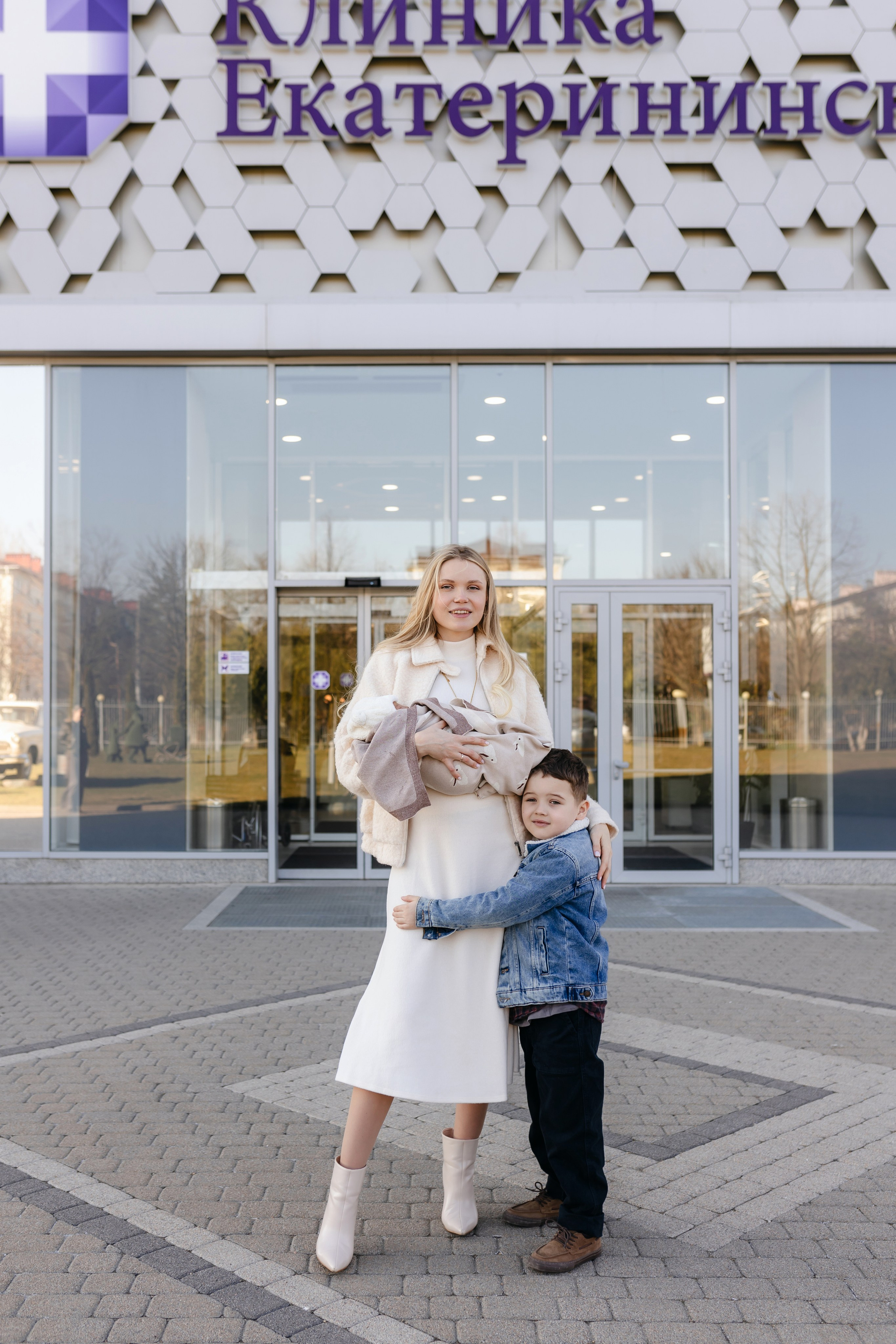Фотограф на выписку из роддома в Краснодаре, выписка из Екатерининского роддома, фотограф Яна Морева. Семейный фотограф в Краснодаре Яна Морева
