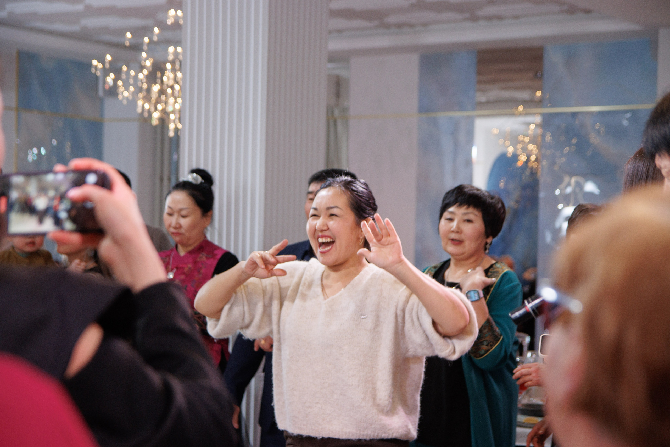 День рождения Любови в ресторане «Бурятия» — фотоотчёт праздника. Репортажный фотограф на дни рождения и юбилеи в Улан-Удэ — Алексей Раднаев