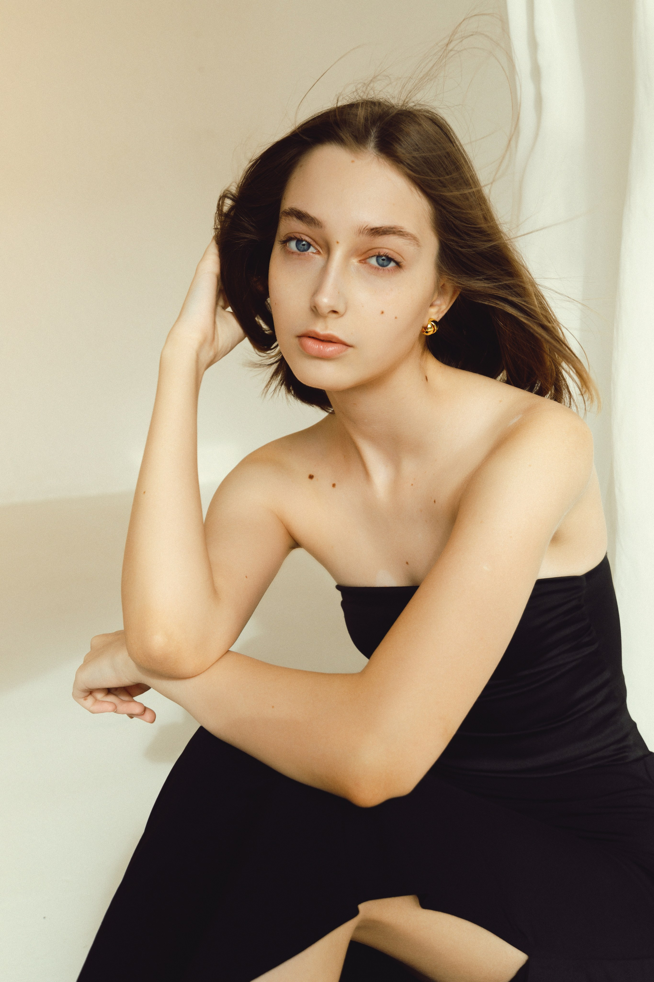 Фотосессия для девушки с естественным выражением и спокойным настроением