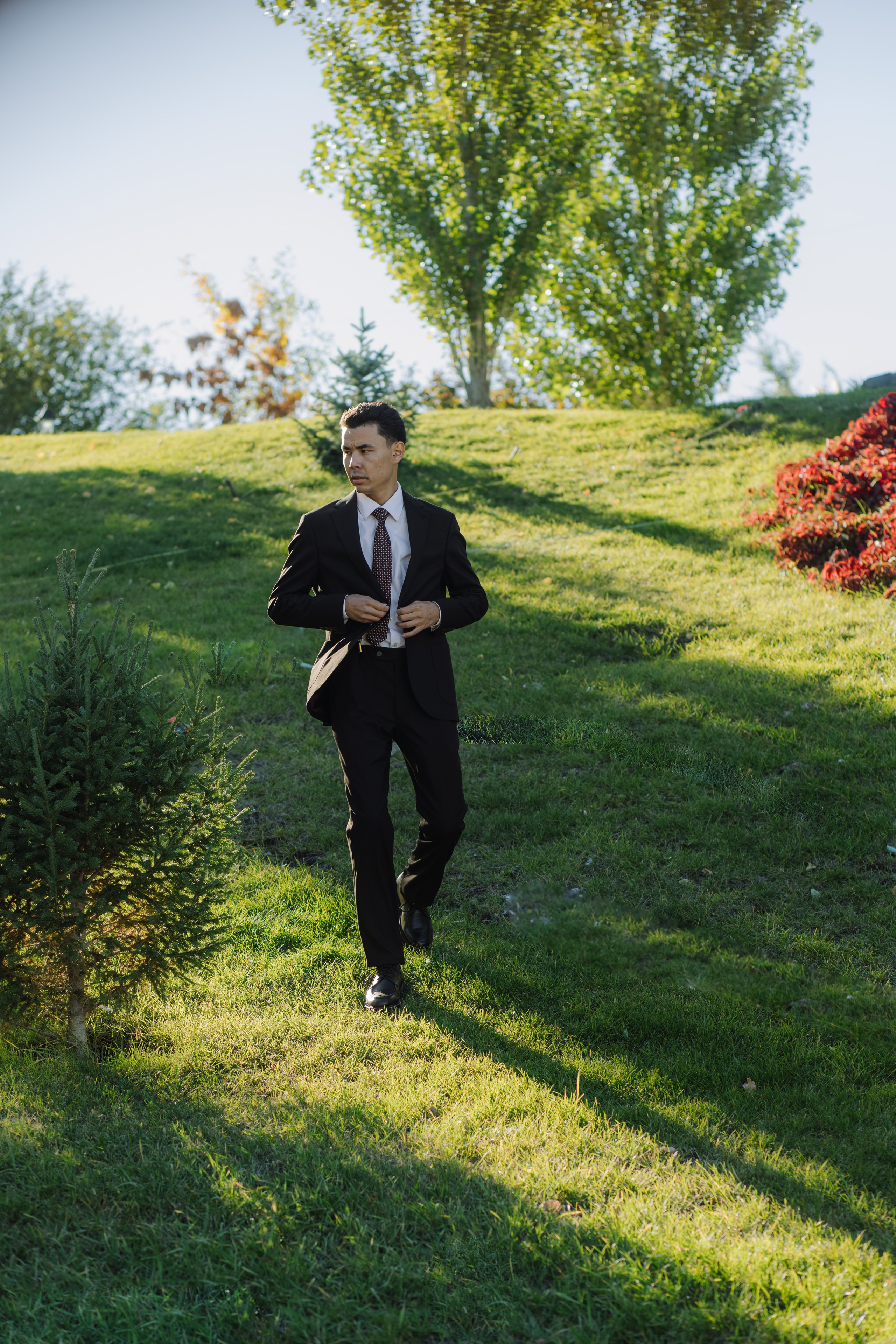 В зеленом саду. Shakhmanoff.kz