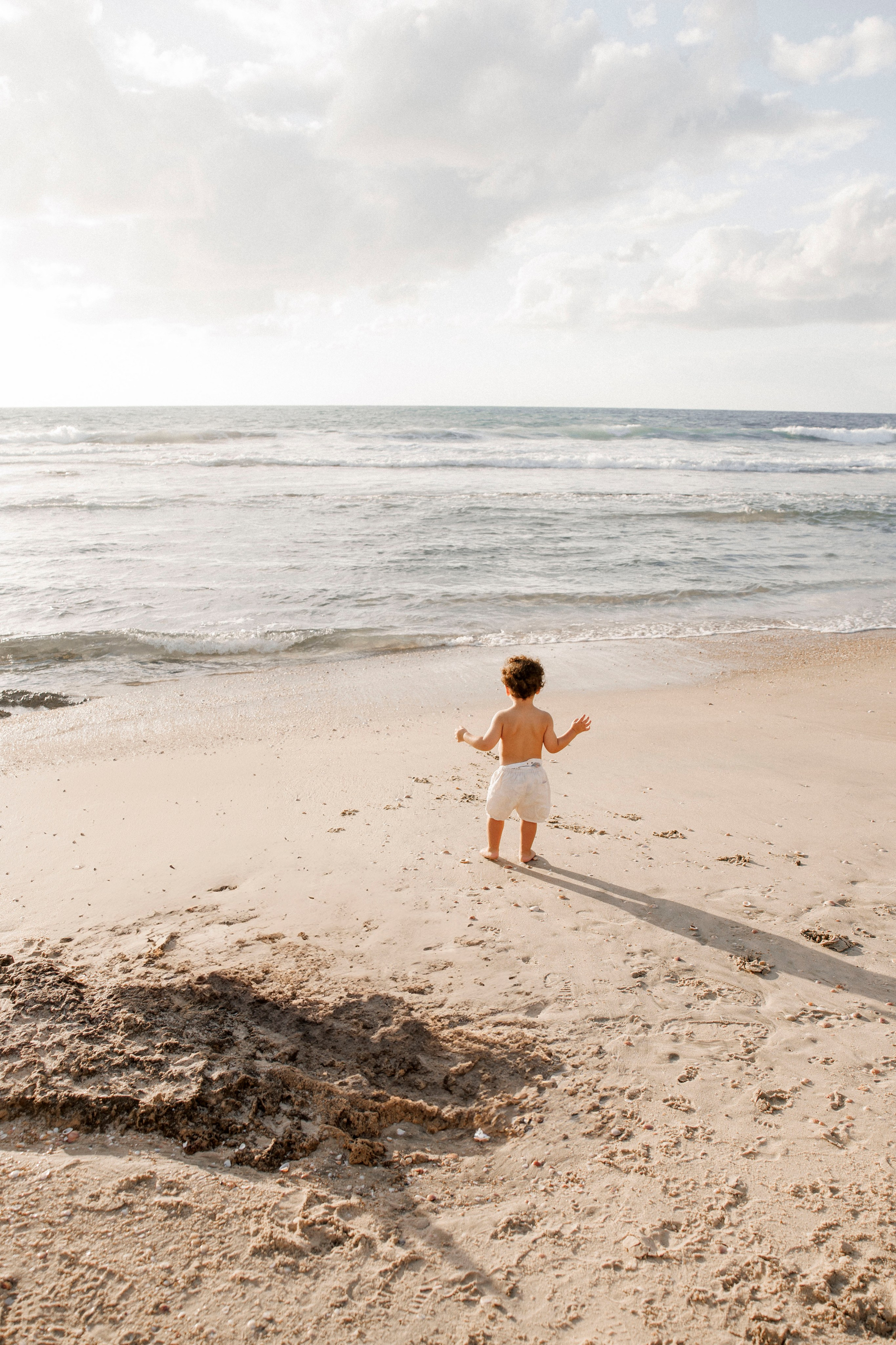 Pregnancy photoshoot near the sea. Wedding and family photographer
