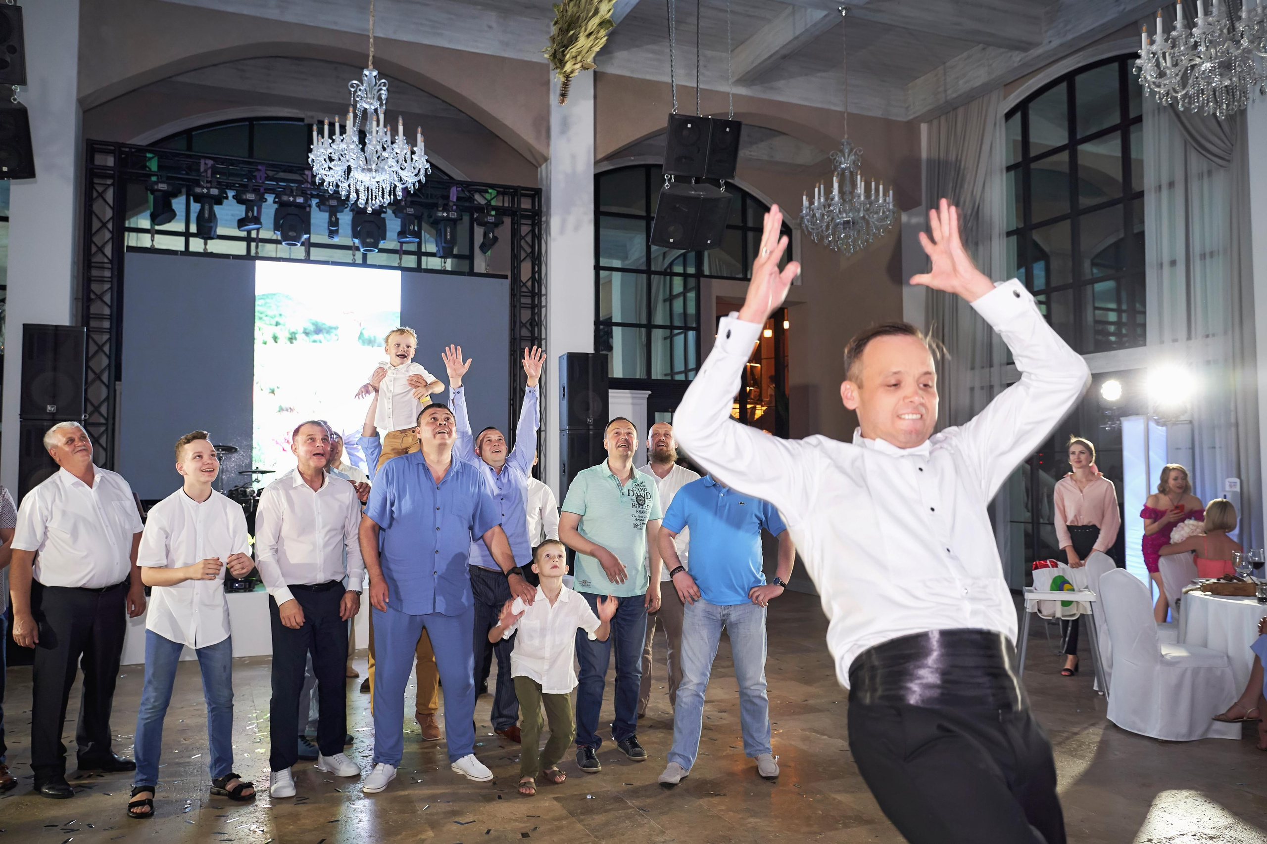 Прогулка на яхте в день свадьбы вместе с фото и видео Твинс Студио. ТВИНС СТУДИО — лучшие свадебные фотографы и видеографы в Краснодаре