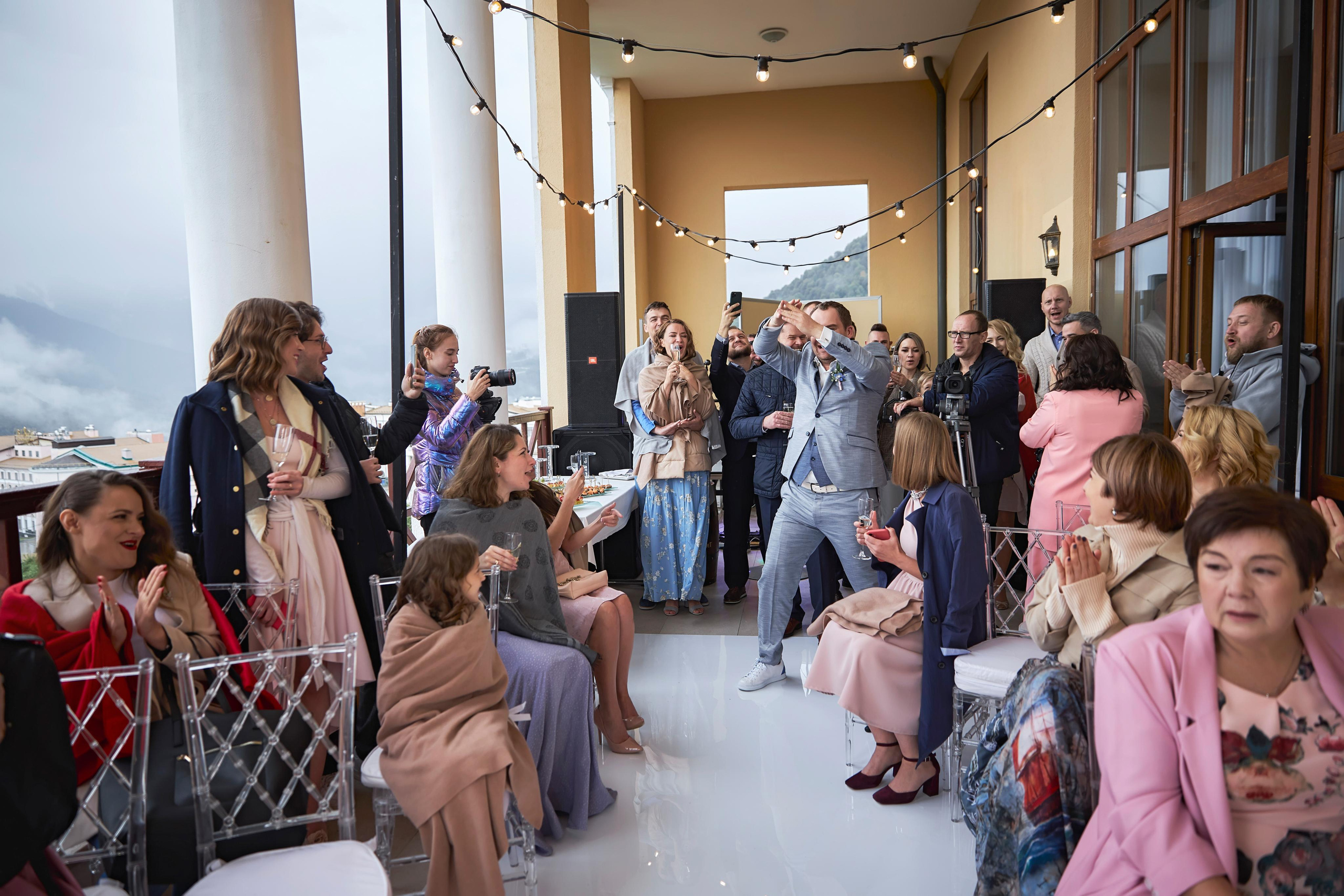 Свадьба в Красной Поляне от TWINS STUDIO в окружении гор. ТВИНС СТУДИО — лучшие свадебные фотографы и видеографы в Краснодаре