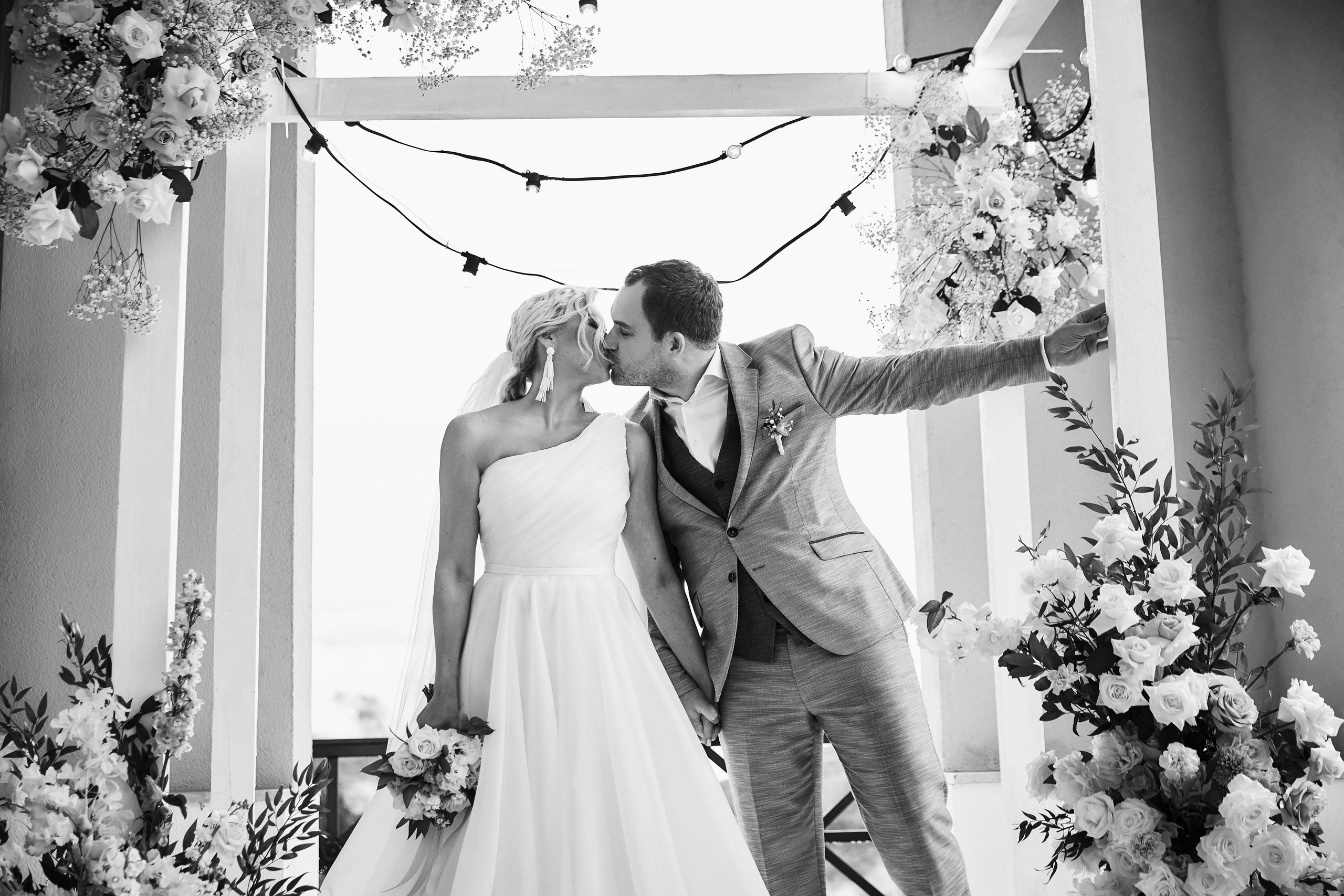 Свадьба в Красной Поляне от TWINS STUDIO в окружении гор. ТВИНС СТУДИО — лучшие свадебные фотографы и видеографы в Краснодаре