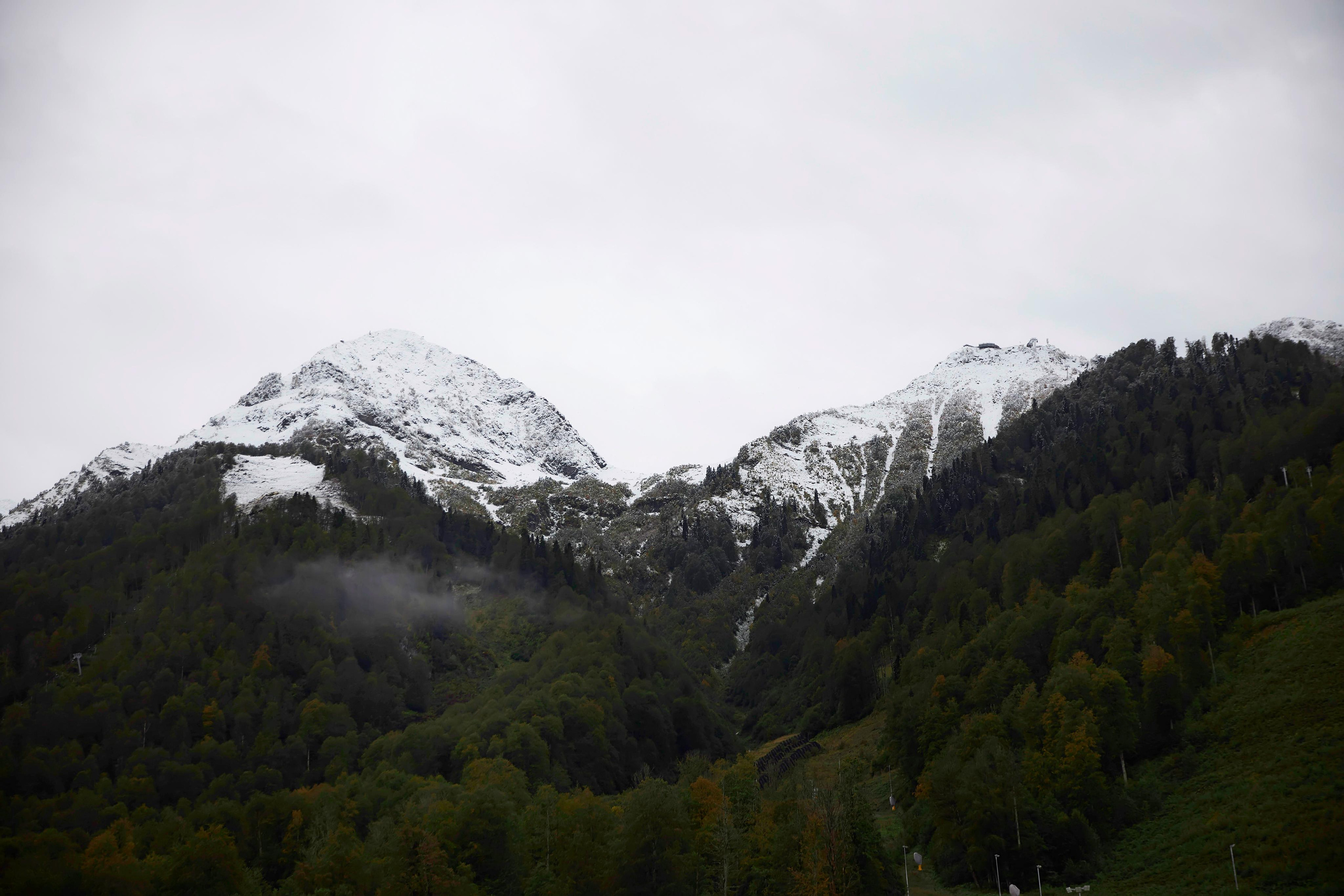 Свадьба в Красной Поляне от TWINS STUDIO в окружении гор. ТВИНС СТУДИО — лучшие свадебные фотографы и видеографы в Краснодаре