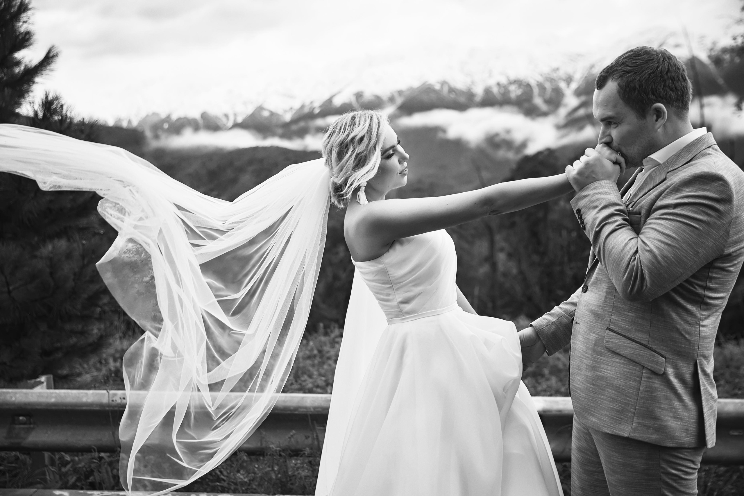 Свадьба в Красной Поляне от TWINS STUDIO в окружении гор. ТВИНС СТУДИО — лучшие свадебные фотографы и видеографы в Краснодаре