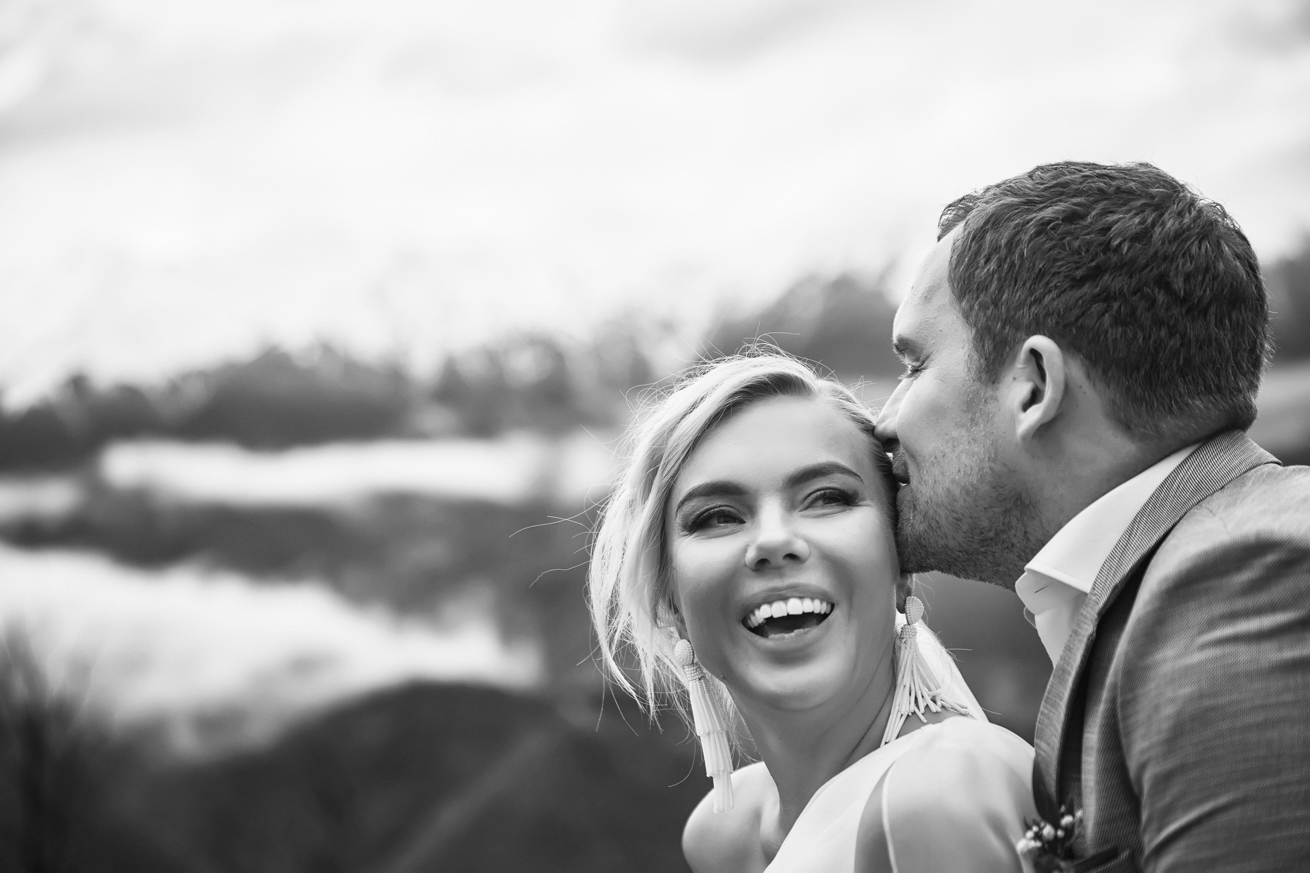 Свадьба в Красной Поляне от TWINS STUDIO в окружении гор. ТВИНС СТУДИО — лучшие свадебные фотографы и видеографы в Краснодаре