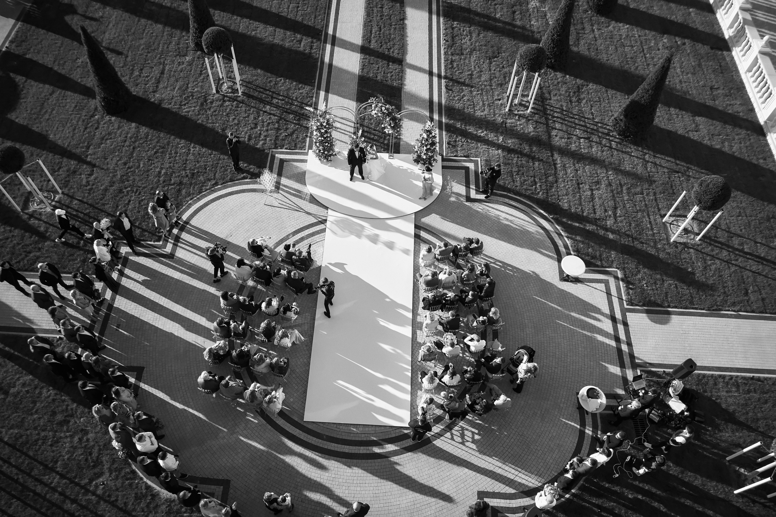 Красивая выездная регистрация в «Шато Де Талю» винодельня в Геленджике. ТВИНС СТУДИО — лучшие свадебные фотографы и видеографы в Краснодаре