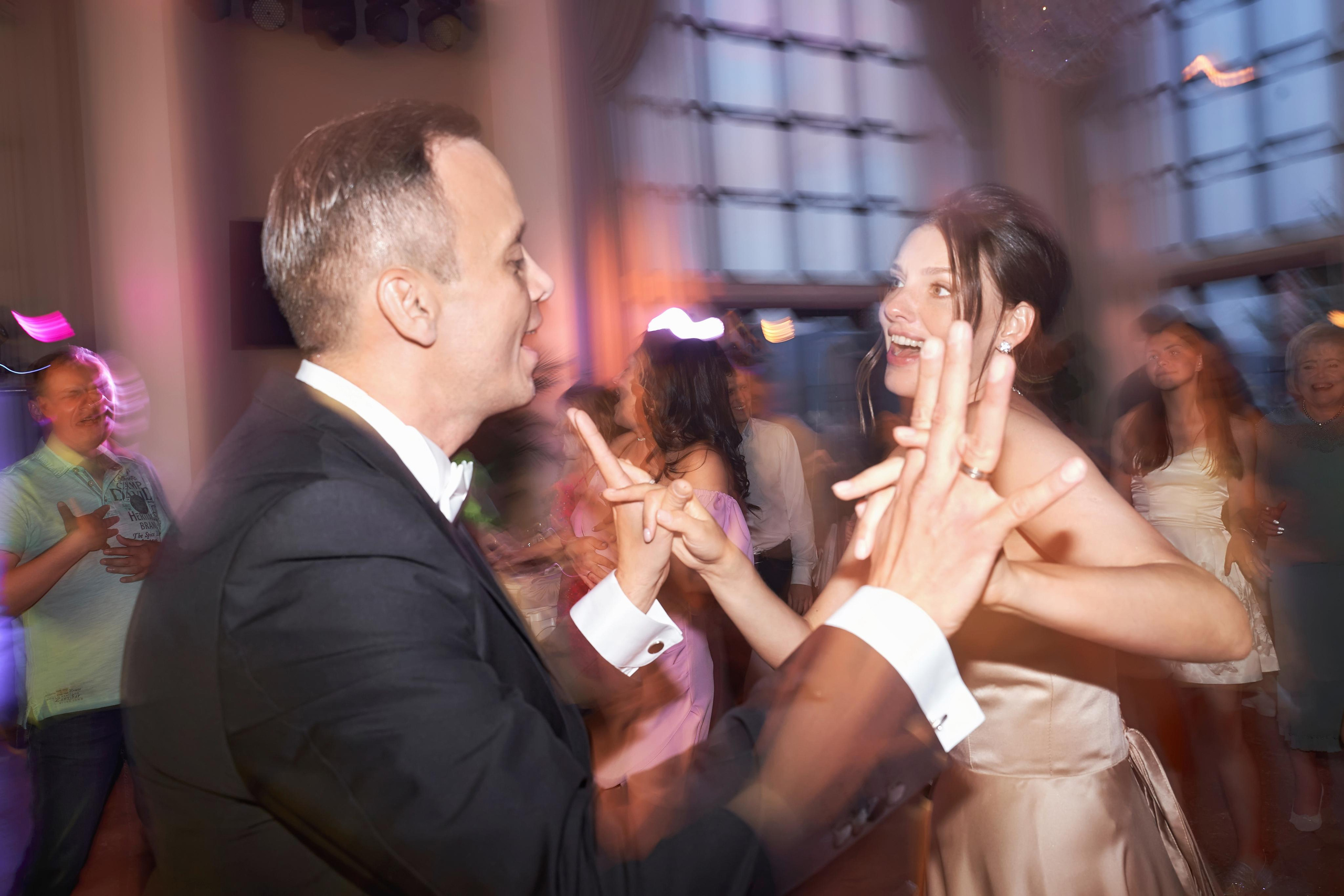 Прогулка на яхте в день свадьбы вместе с фото и видео Твинс Студио. ТВИНС СТУДИО — лучшие свадебные фотографы и видеографы в Краснодаре