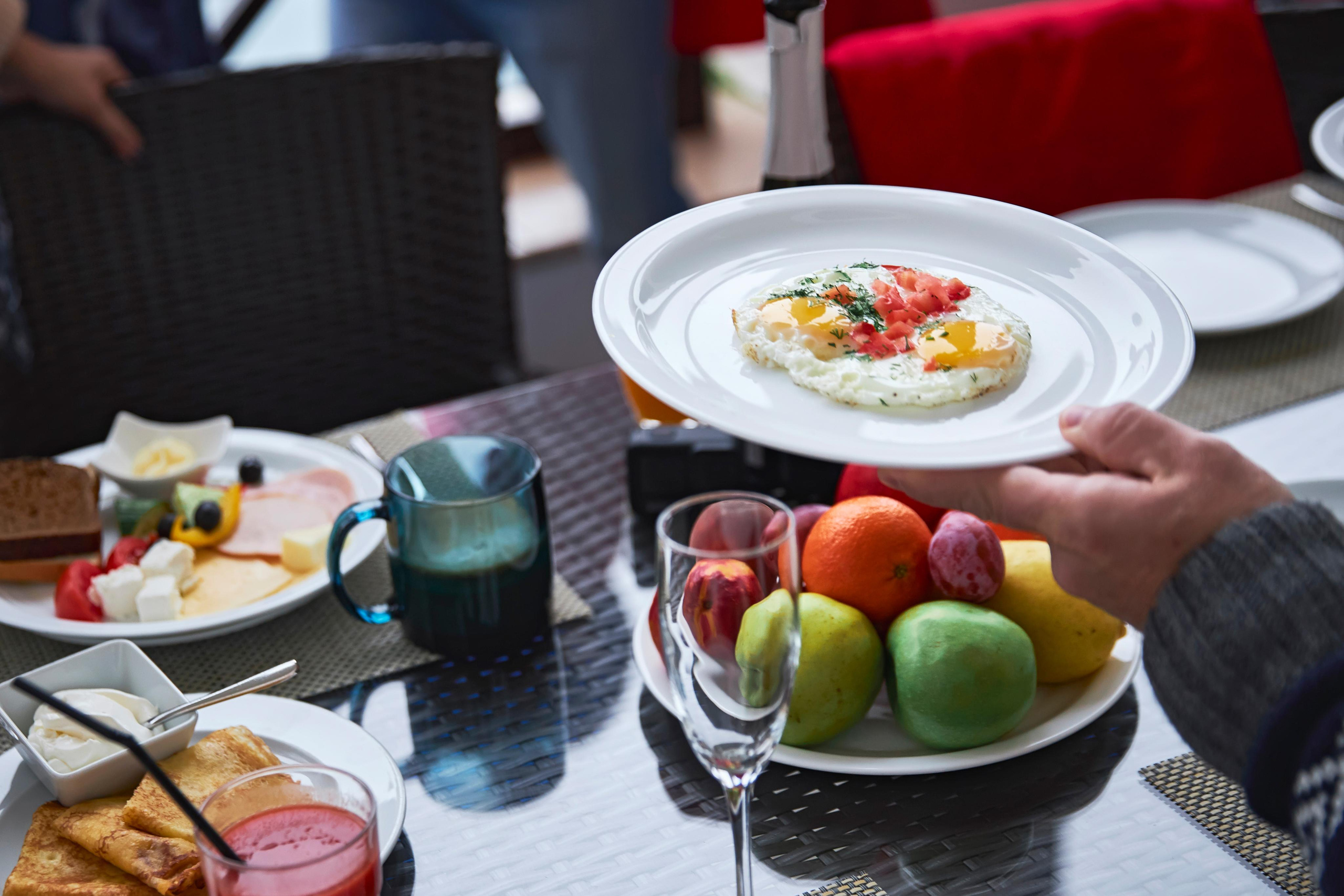 Свадьба в Красной Поляне от TWINS STUDIO в окружении гор. ТВИНС СТУДИО — лучшие свадебные фотографы и видеографы в Краснодаре