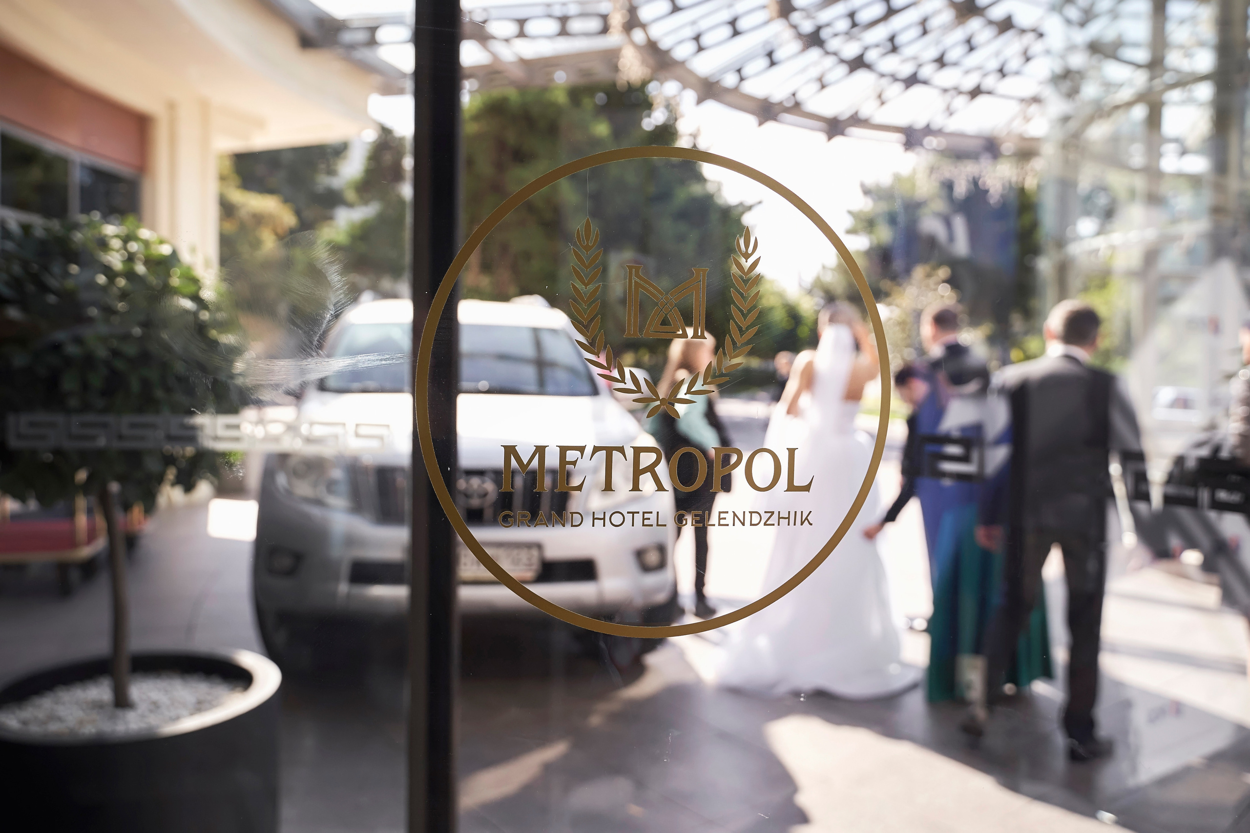 Красивая выездная регистрация в «Шато Де Талю» винодельня в Геленджике. ТВИНС СТУДИО — лучшие свадебные фотографы и видеографы в Краснодаре