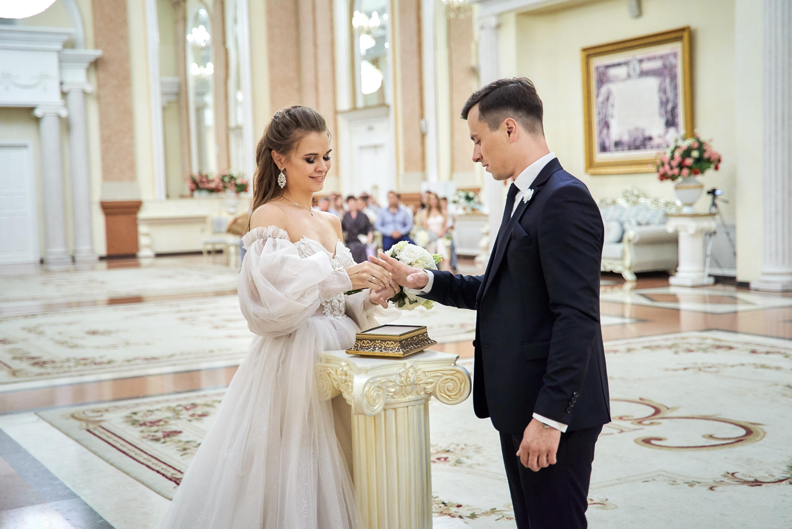 Камерная свадьба в фотостудии, парке Галицкого и Екатерининском загсе. ТВИНС СТУДИО — лучшие свадебные фотографы и видеографы в Краснодаре