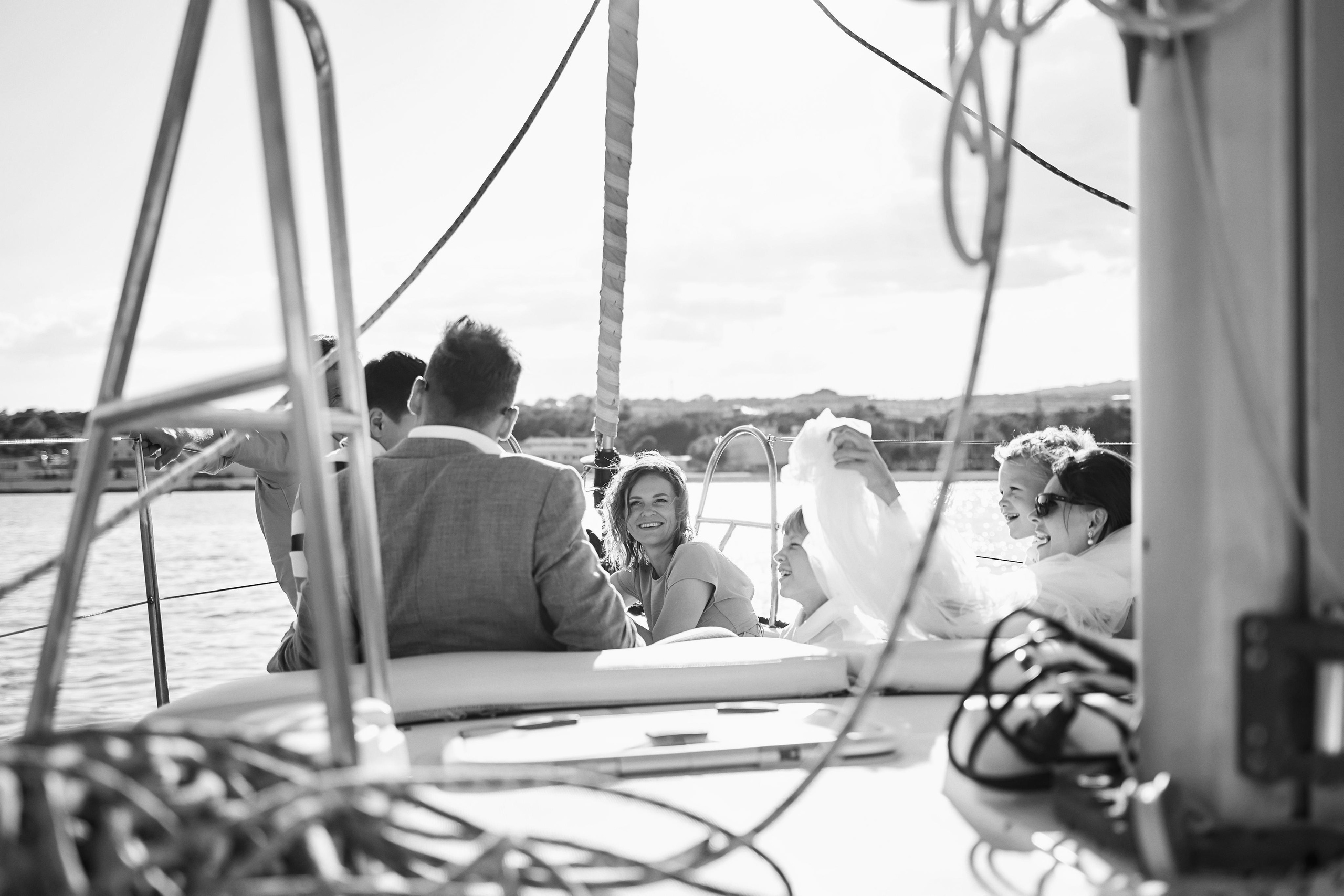 Прогулка на яхте в день свадьбы вместе с фото и видео Твинс Студио. ТВИНС СТУДИО — лучшие свадебные фотографы и видеографы в Краснодаре