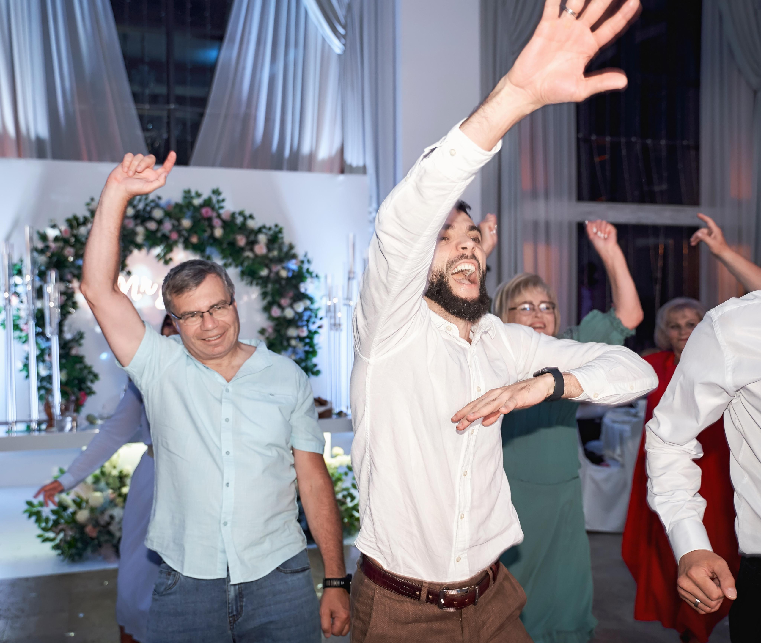 Прогулка на яхте в день свадьбы вместе с фото и видео Твинс Студио. ТВИНС СТУДИО — лучшие свадебные фотографы и видеографы в Краснодаре