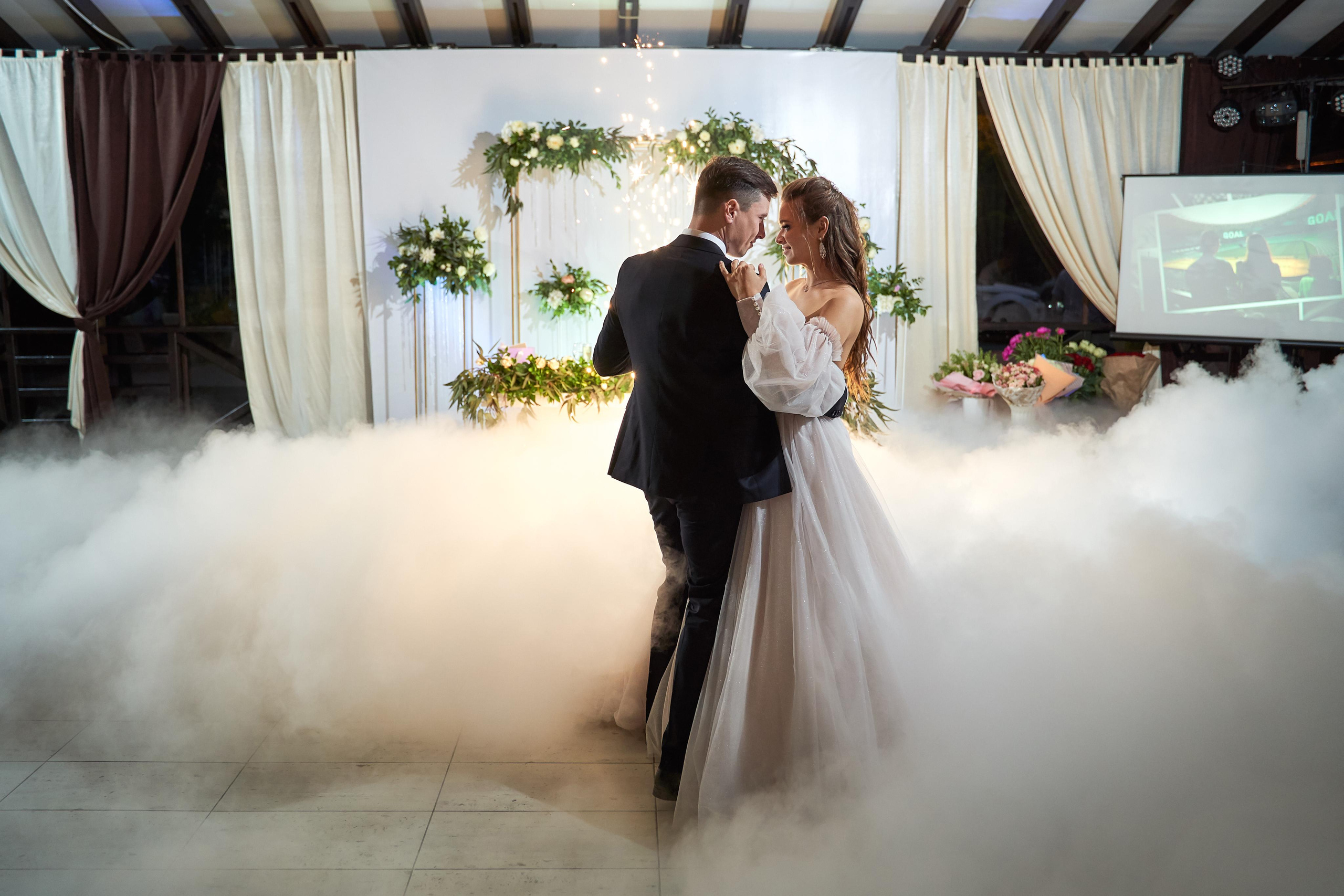 Камерная свадьба в фотостудии, парке Галицкого и Екатерининском загсе. ТВИНС СТУДИО — лучшие свадебные фотографы и видеографы в Краснодаре