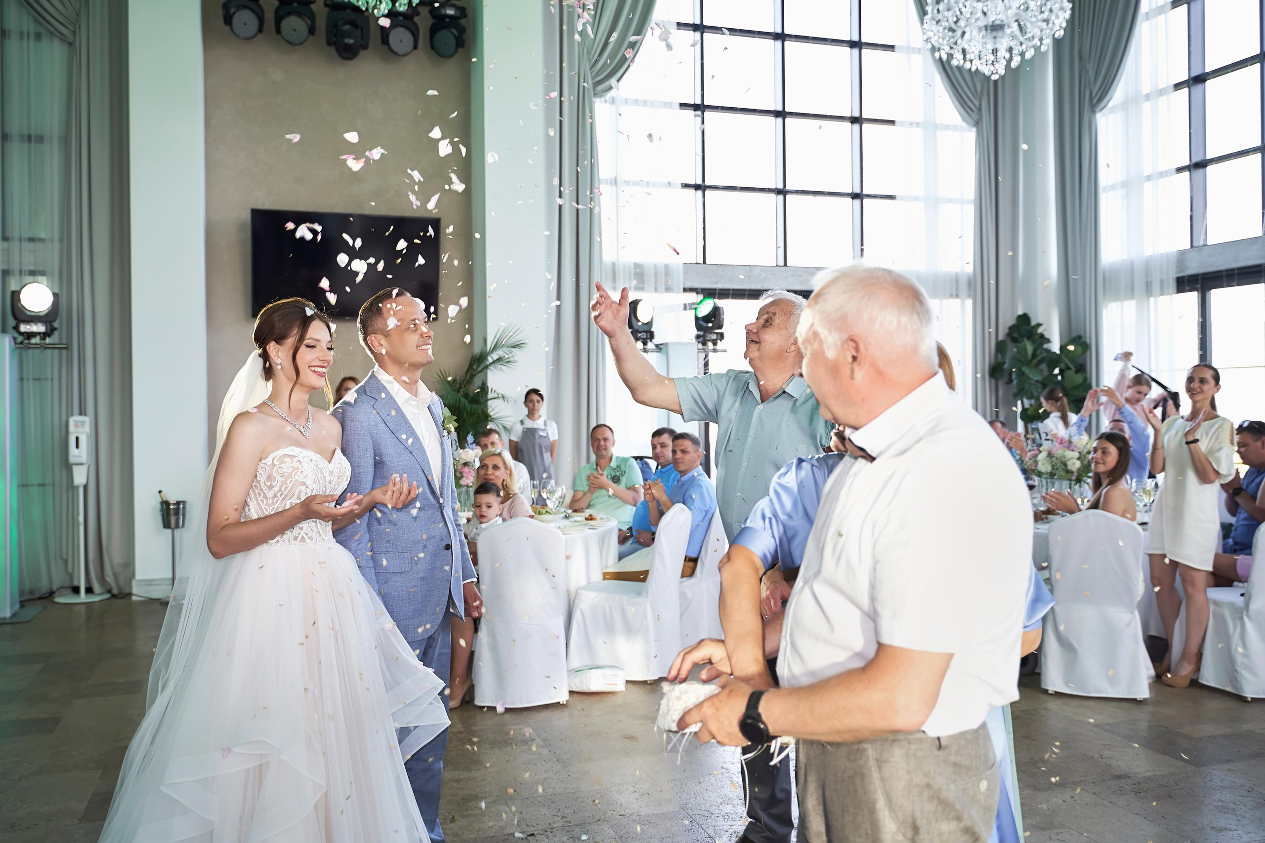 Прогулка на яхте в день свадьбы вместе с фото и видео Твинс Студио. ТВИНС СТУДИО — лучшие свадебные фотографы и видеографы в Краснодаре