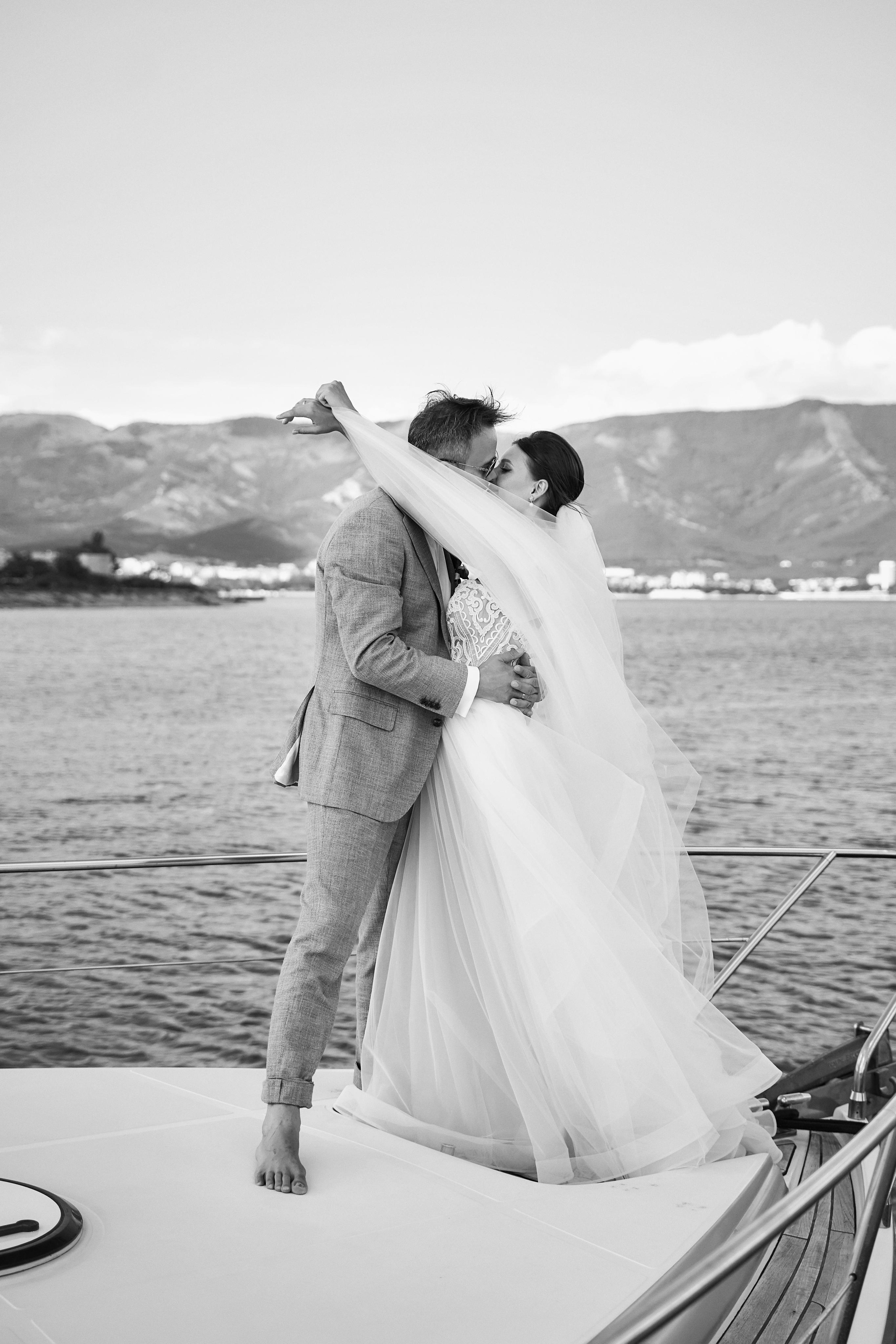 Прогулка на яхте в день свадьбы вместе с фото и видео Твинс Студио. ТВИНС СТУДИО — лучшие свадебные фотографы и видеографы в Краснодаре