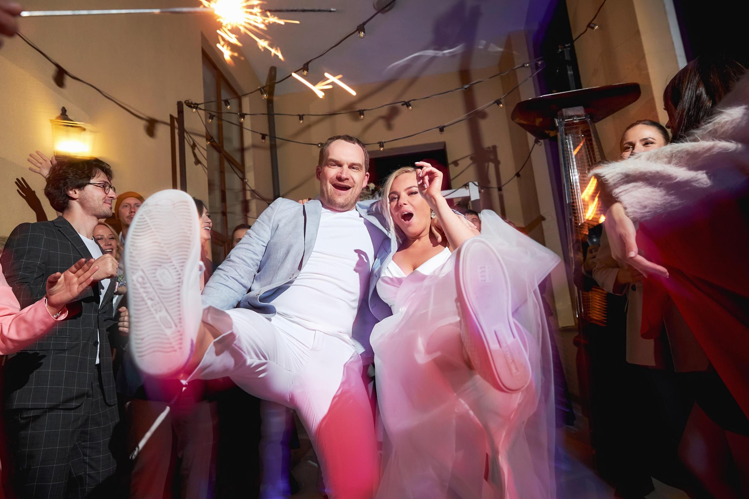 Свадьба в Красной Поляне от TWINS STUDIO в окружении гор. ТВИНС СТУДИО — лучшие свадебные фотографы и видеографы в Краснодаре