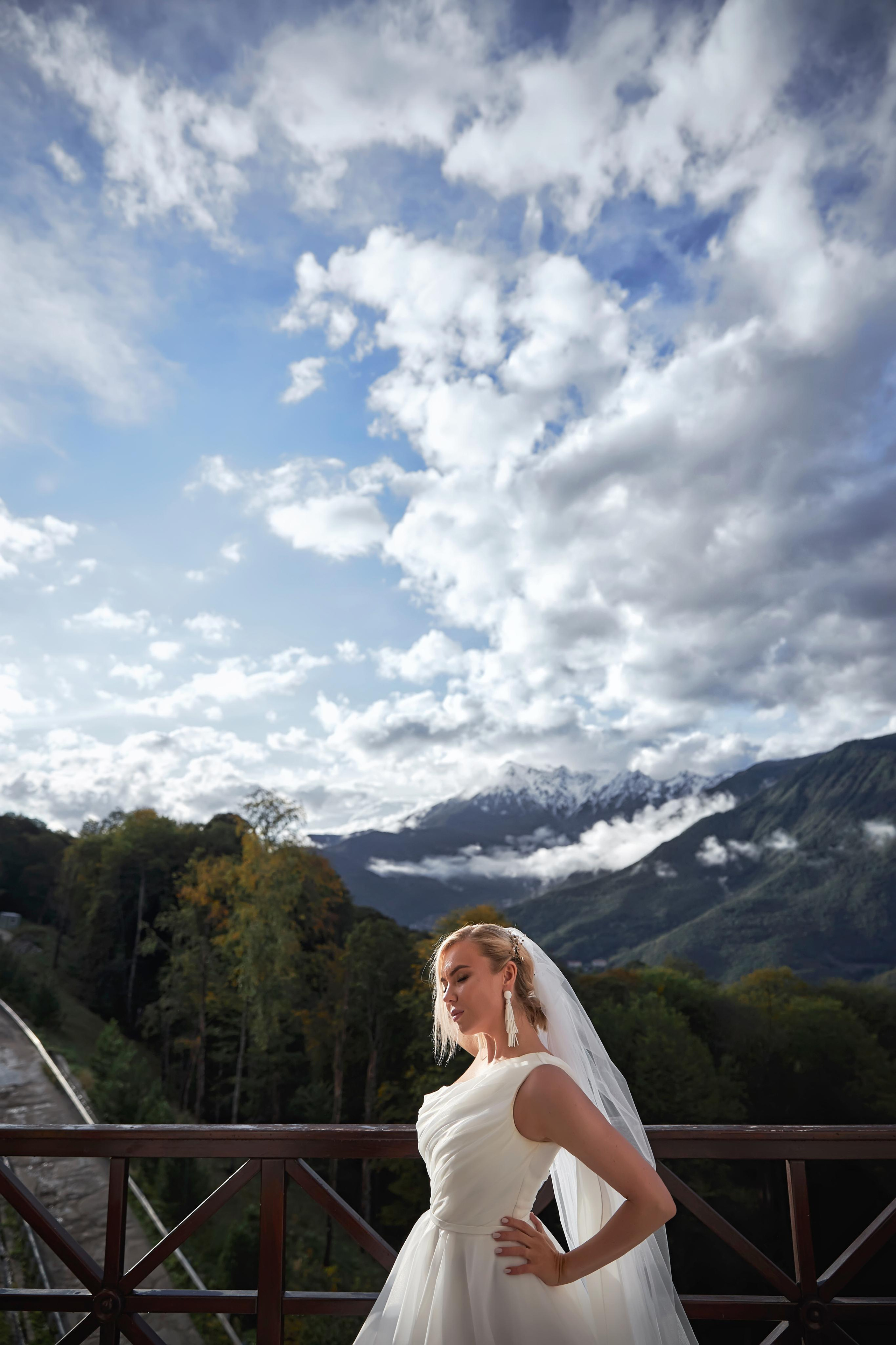 Свадьба в Красной Поляне от TWINS STUDIO в окружении гор. ТВИНС СТУДИО — лучшие свадебные фотографы и видеографы в Краснодаре