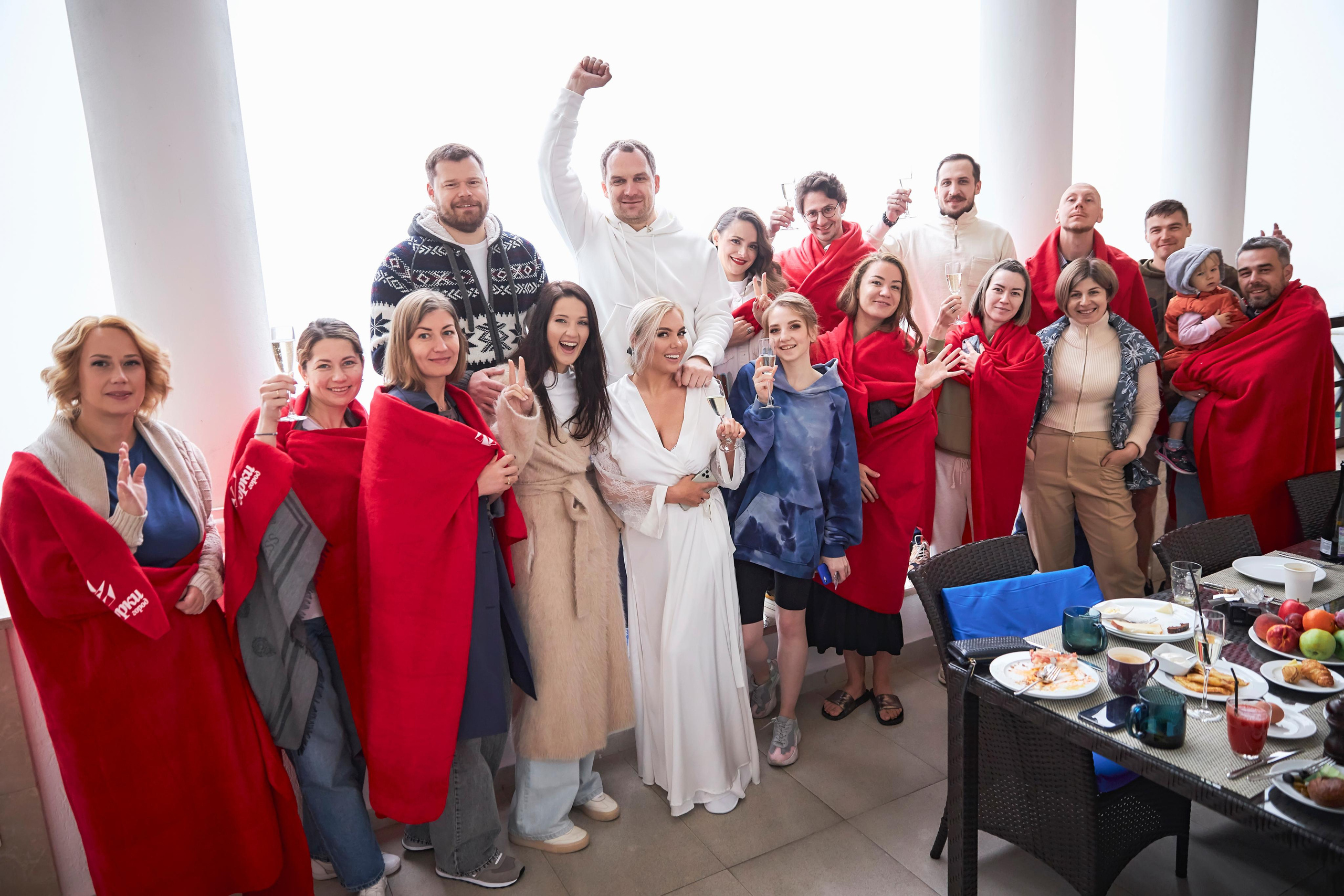 Свадьба в Красной Поляне от TWINS STUDIO в окружении гор. ТВИНС СТУДИО — лучшие свадебные фотографы и видеографы в Краснодаре