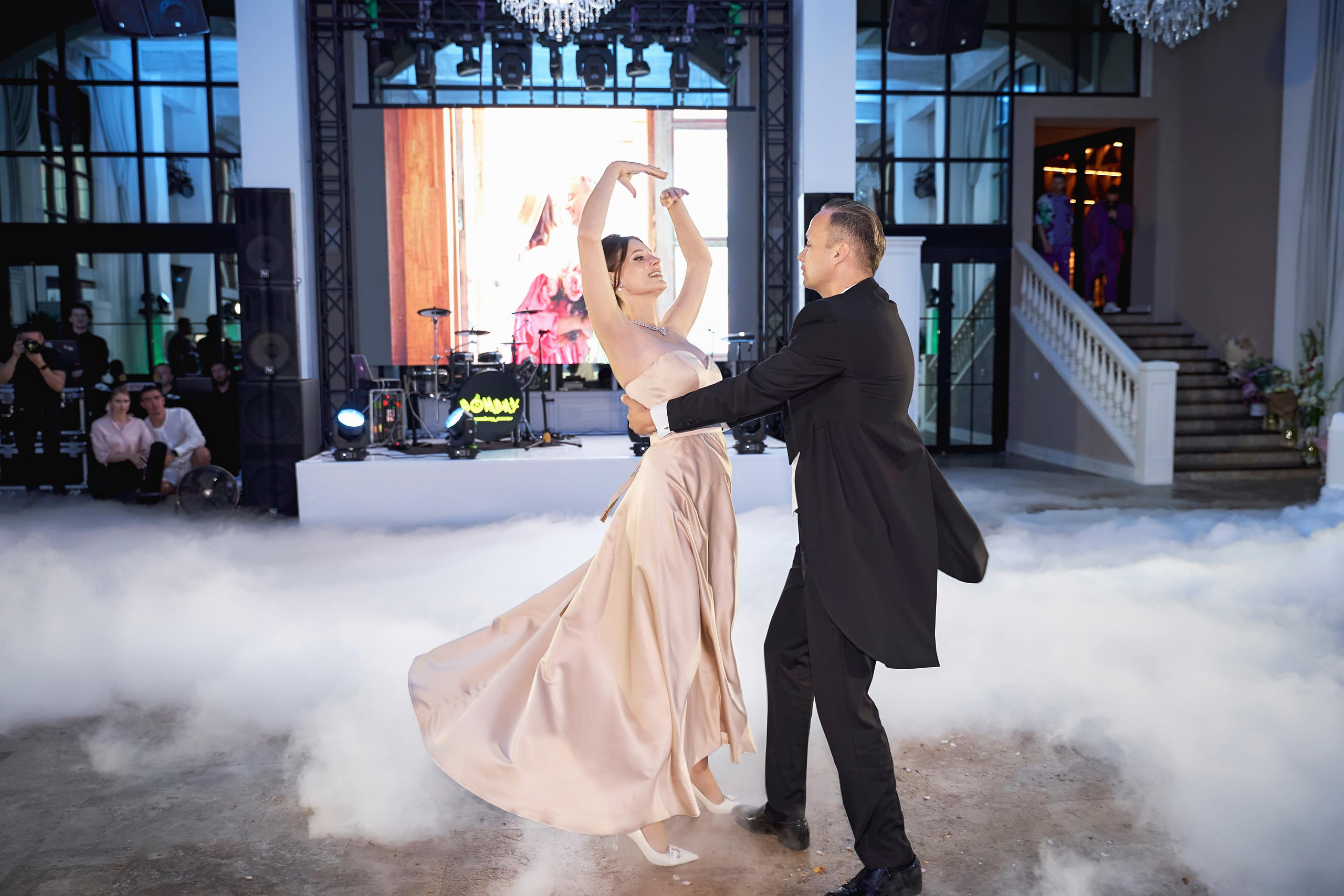 Прогулка на яхте в день свадьбы вместе с фото и видео Твинс Студио. ТВИНС СТУДИО — лучшие свадебные фотографы и видеографы в Краснодаре