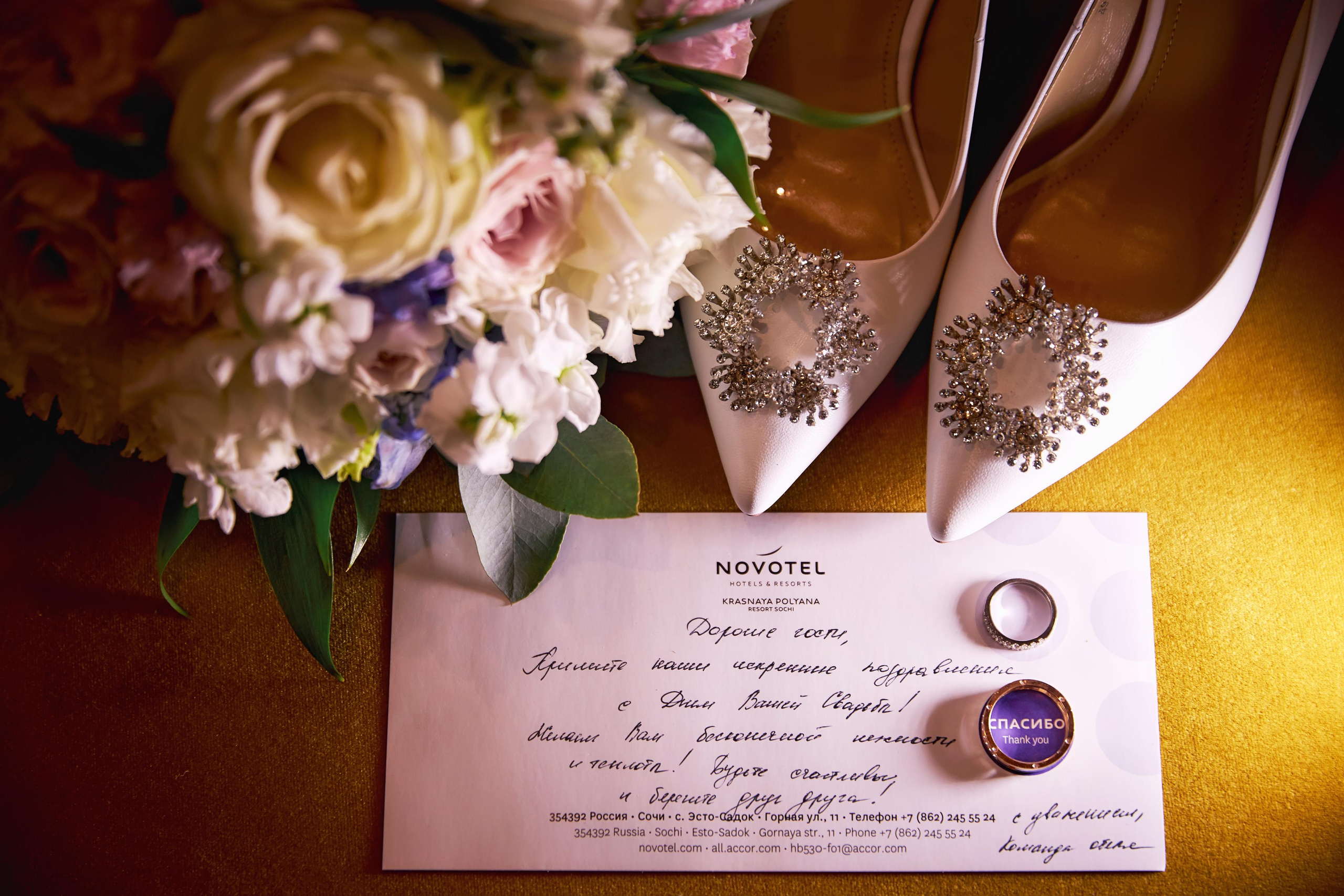 Свадьба в Красной Поляне от TWINS STUDIO в окружении гор. ТВИНС СТУДИО — лучшие свадебные фотографы и видеографы в Краснодаре