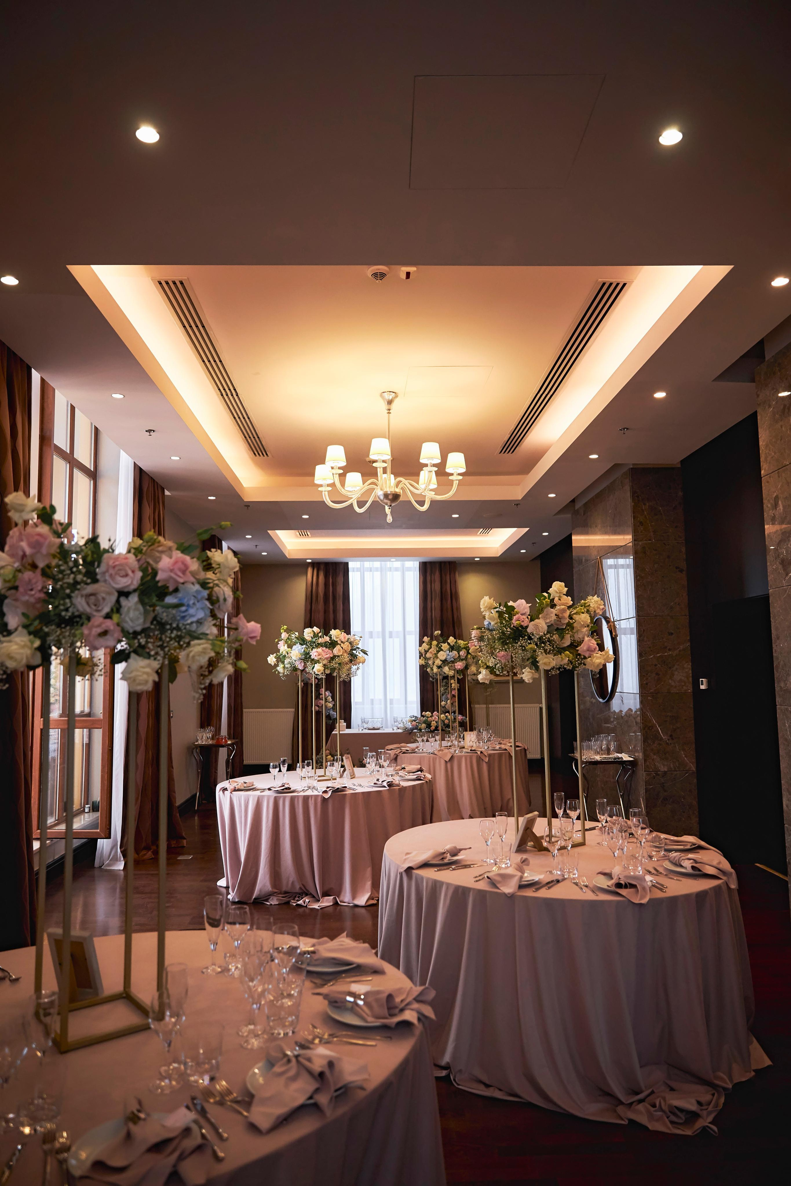 Свадьба в Красной Поляне от TWINS STUDIO в окружении гор. ТВИНС СТУДИО — лучшие свадебные фотографы и видеографы в Краснодаре