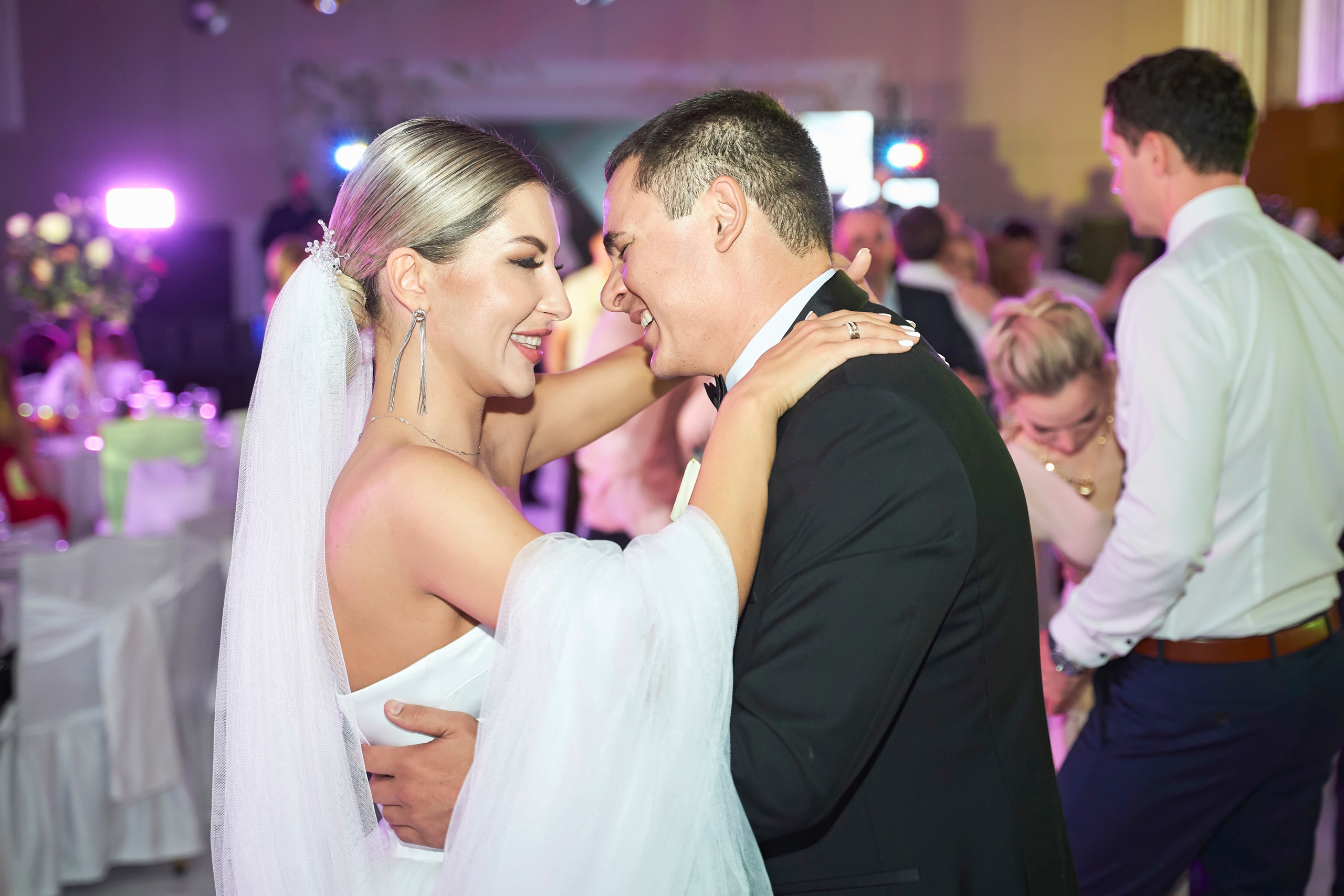 Красивая выездная регистрация в «Шато Де Талю» винодельня в Геленджике. ТВИНС СТУДИО — лучшие свадебные фотографы и видеографы в Краснодаре