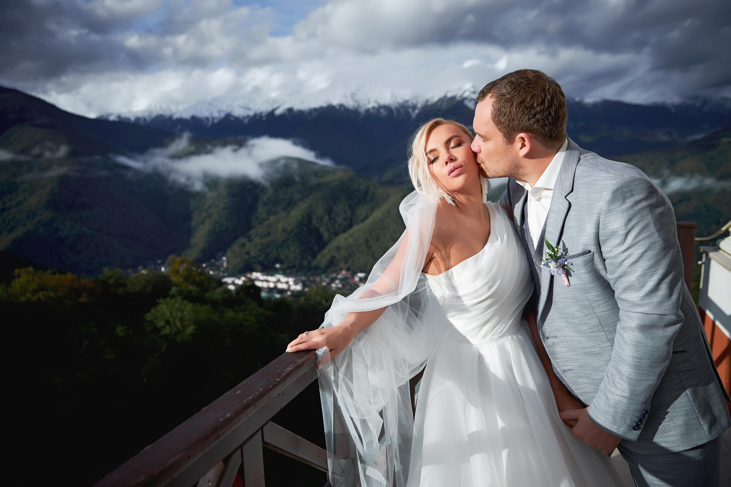 Свадьба в Красной Поляне от TWINS STUDIO в окружении гор. ТВИНС СТУДИО — лучшие свадебные фотографы и видеографы в Краснодаре