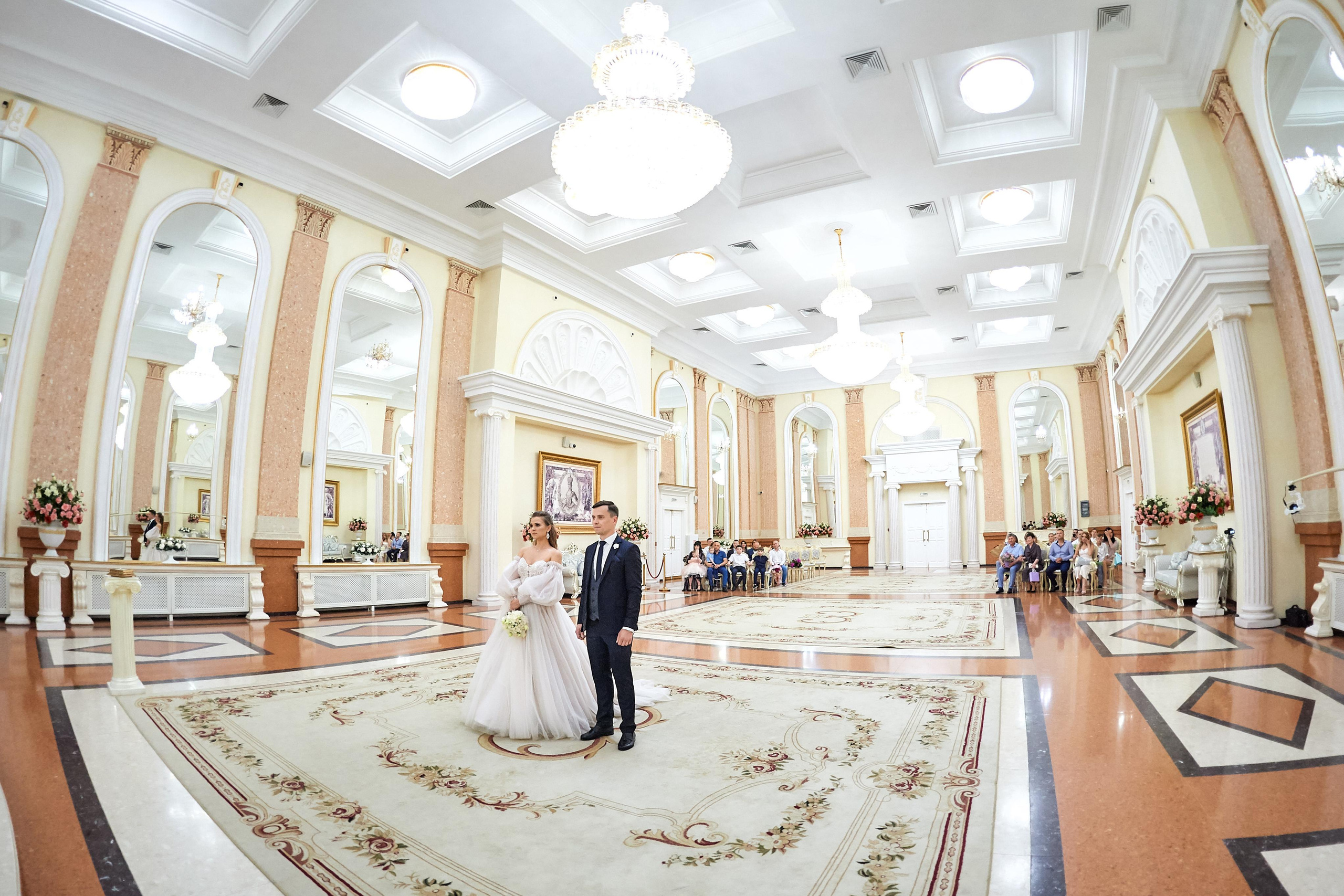 Камерная свадьба в фотостудии, парке Галицкого и Екатерининском загсе. ТВИНС СТУДИО — лучшие свадебные фотографы и видеографы в Краснодаре