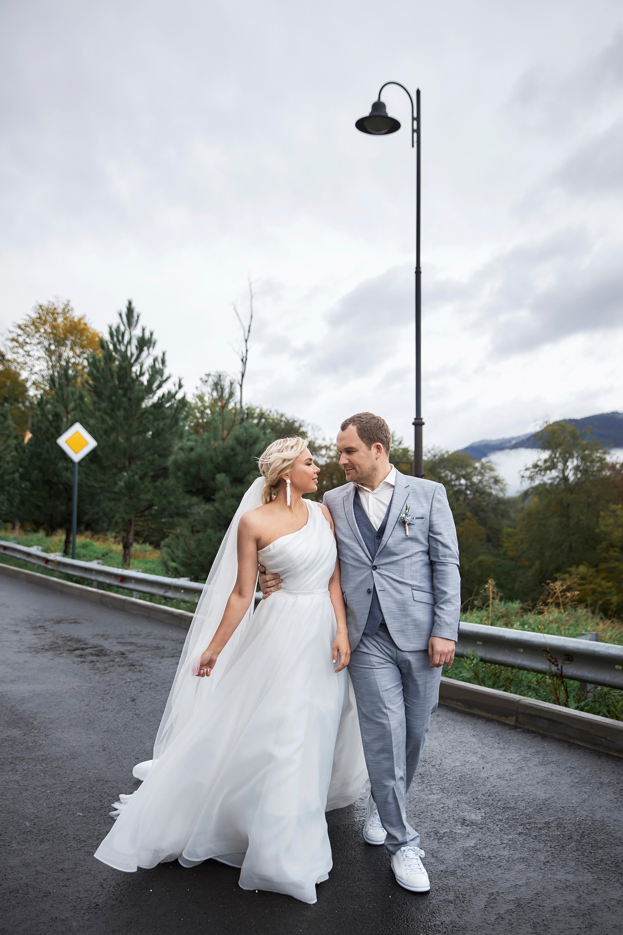 Свадьба в Красной Поляне от TWINS STUDIO в окружении гор. ТВИНС СТУДИО — лучшие свадебные фотографы и видеографы в Краснодаре