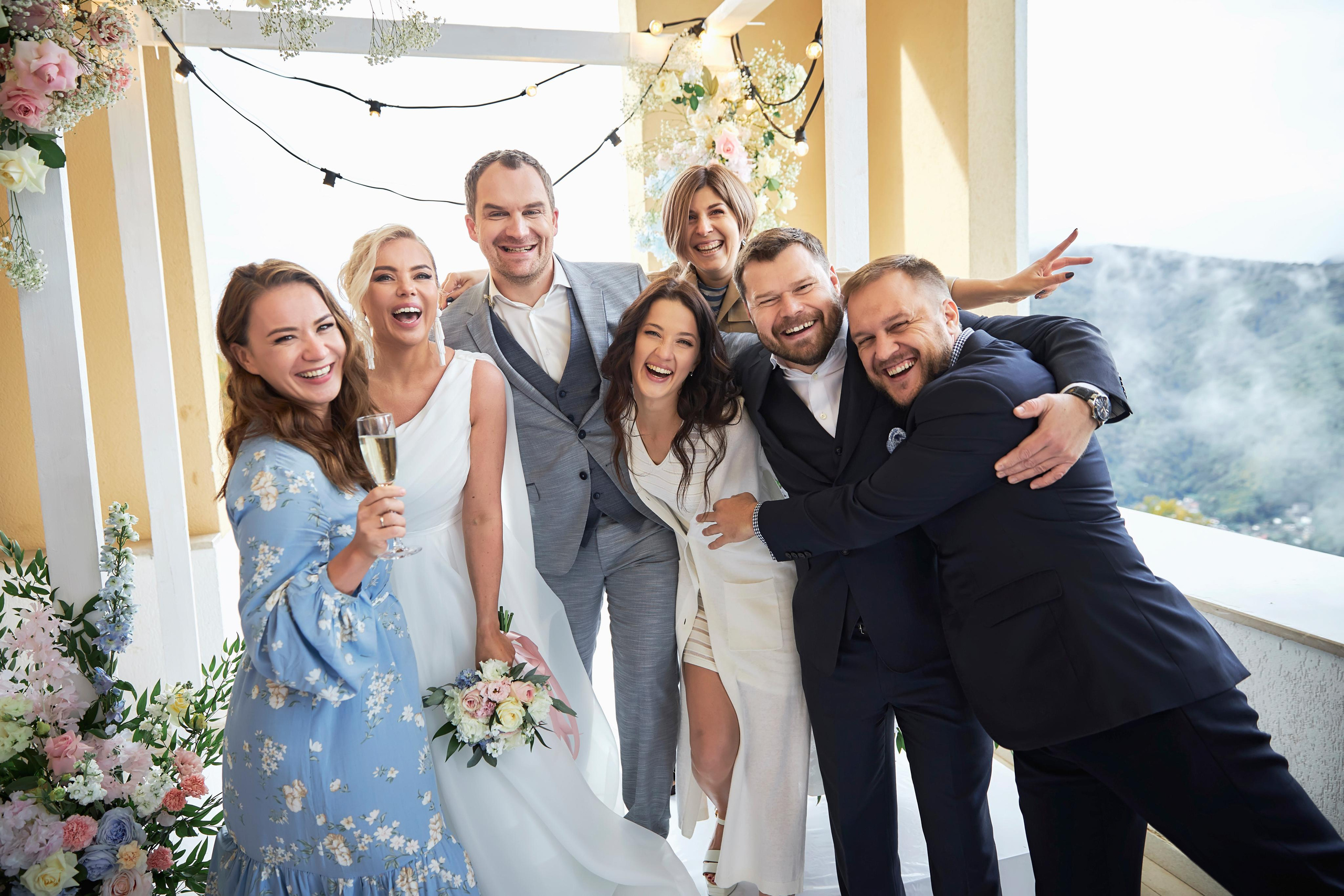 Свадьба в Красной Поляне от TWINS STUDIO в окружении гор. ТВИНС СТУДИО — лучшие свадебные фотографы и видеографы в Краснодаре